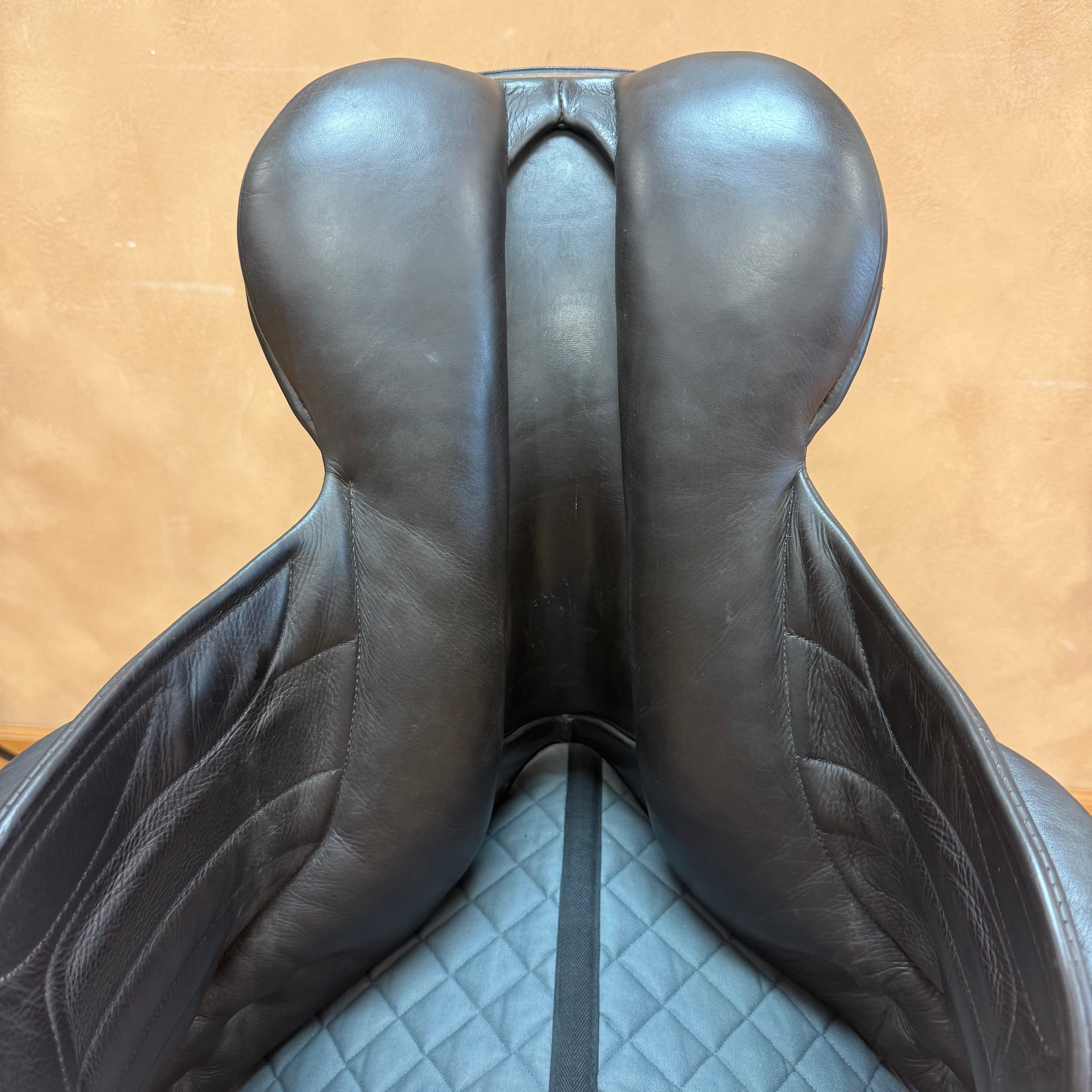 Used Black Country Vinici Solare Jump Saddle 17.5" Medium Wide