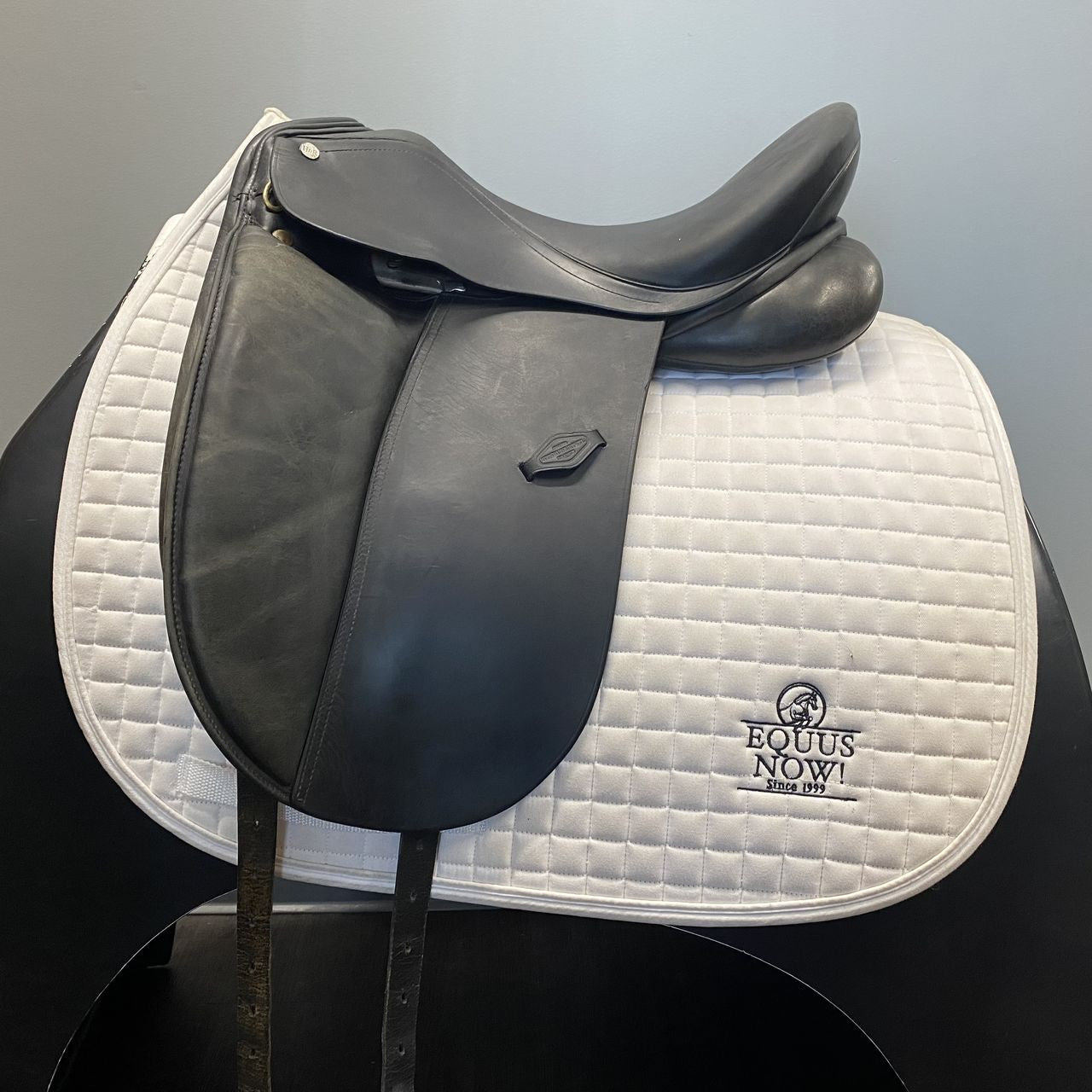 Used HDR Dressage Saddle Sz 17 Med Tree - sku to order - 4002917