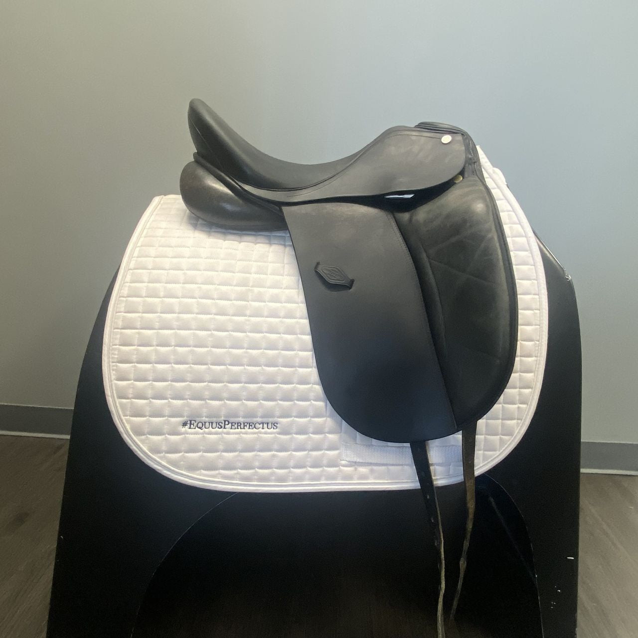 Used HDR Dressage Saddle Sz 17 Med Tree - sku to order - 4002917