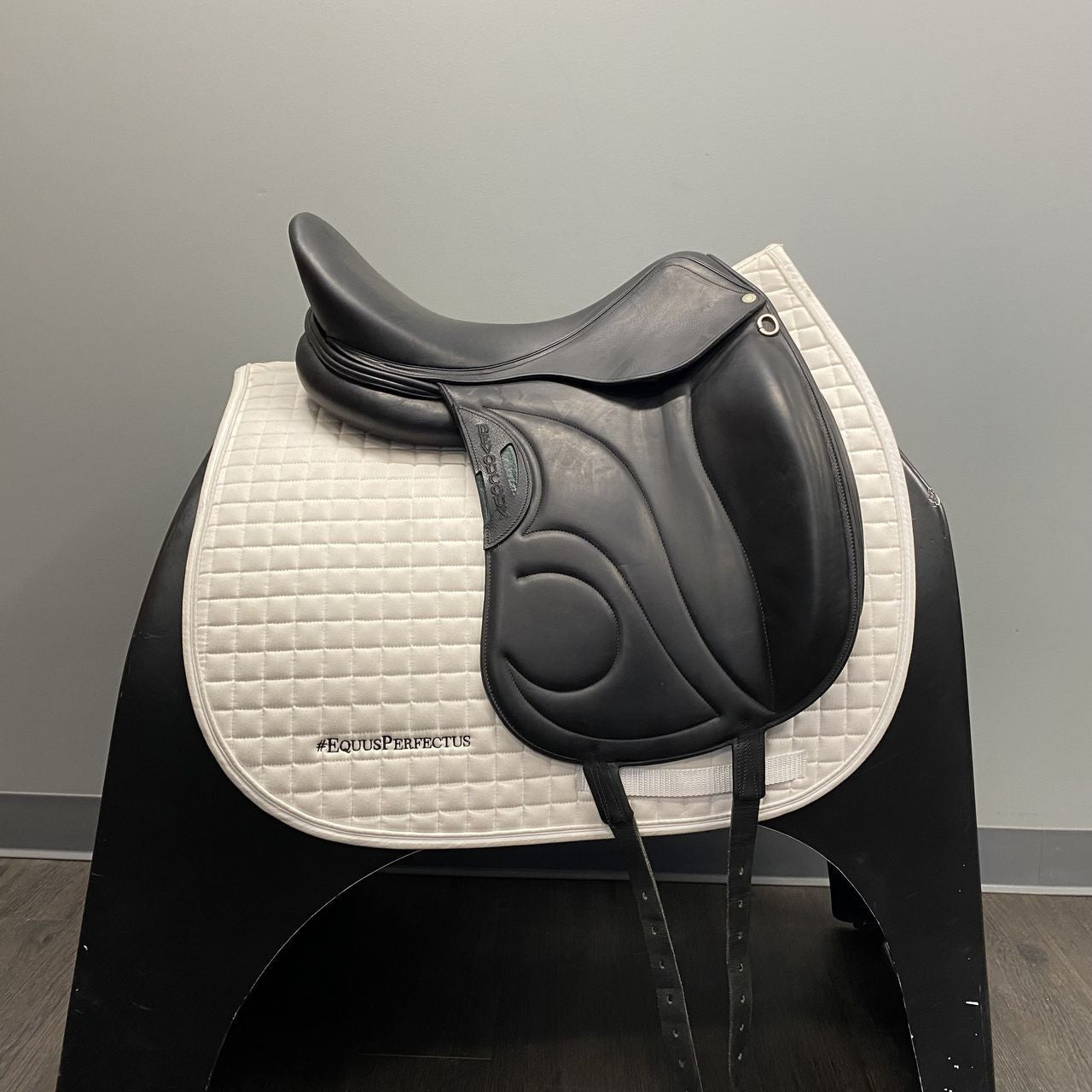 Used Devoucoux Loreak Dressage Saddle 18" Medium Wide Tree - sku to order - 4002919