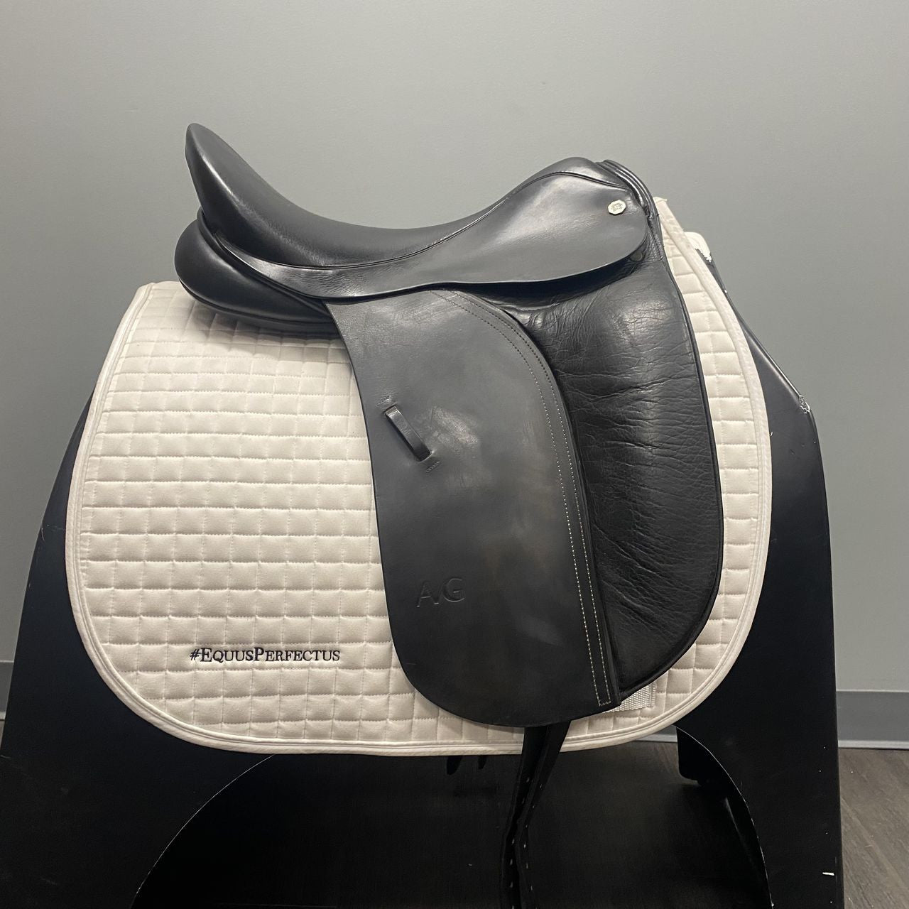 Used Barnsby AVG Dressage Saddle 18" Medium Wide Tree - sku to order - 4002926