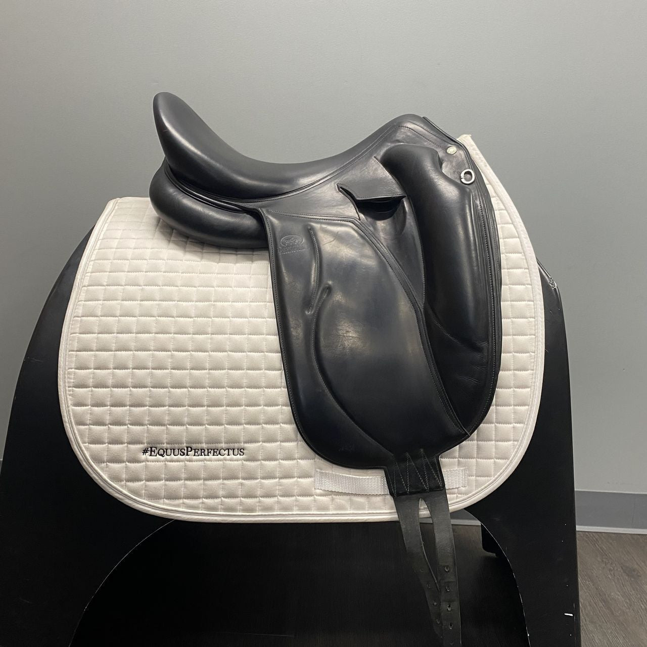 Used Devoucoux Mendia Dressage Saddle Sz 18 Med Tree  - sku to order - 4002929