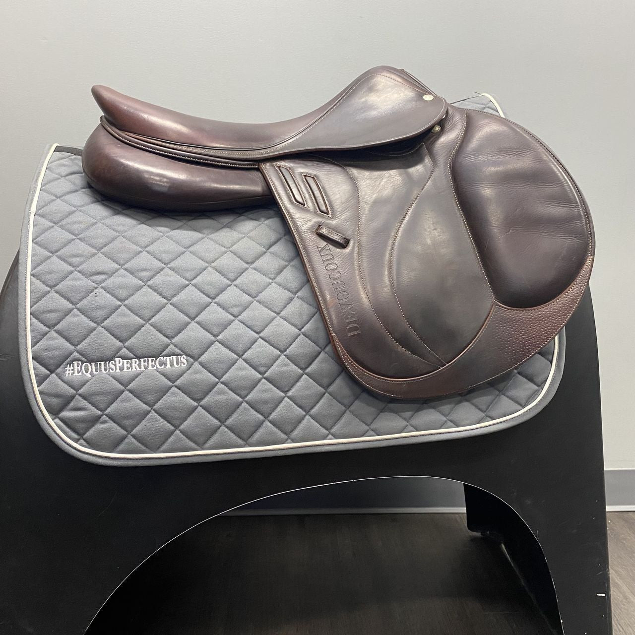 Used Devoucoux Biarritz Jump Saddle 18" Medium Tree  - sku to order - 4002940