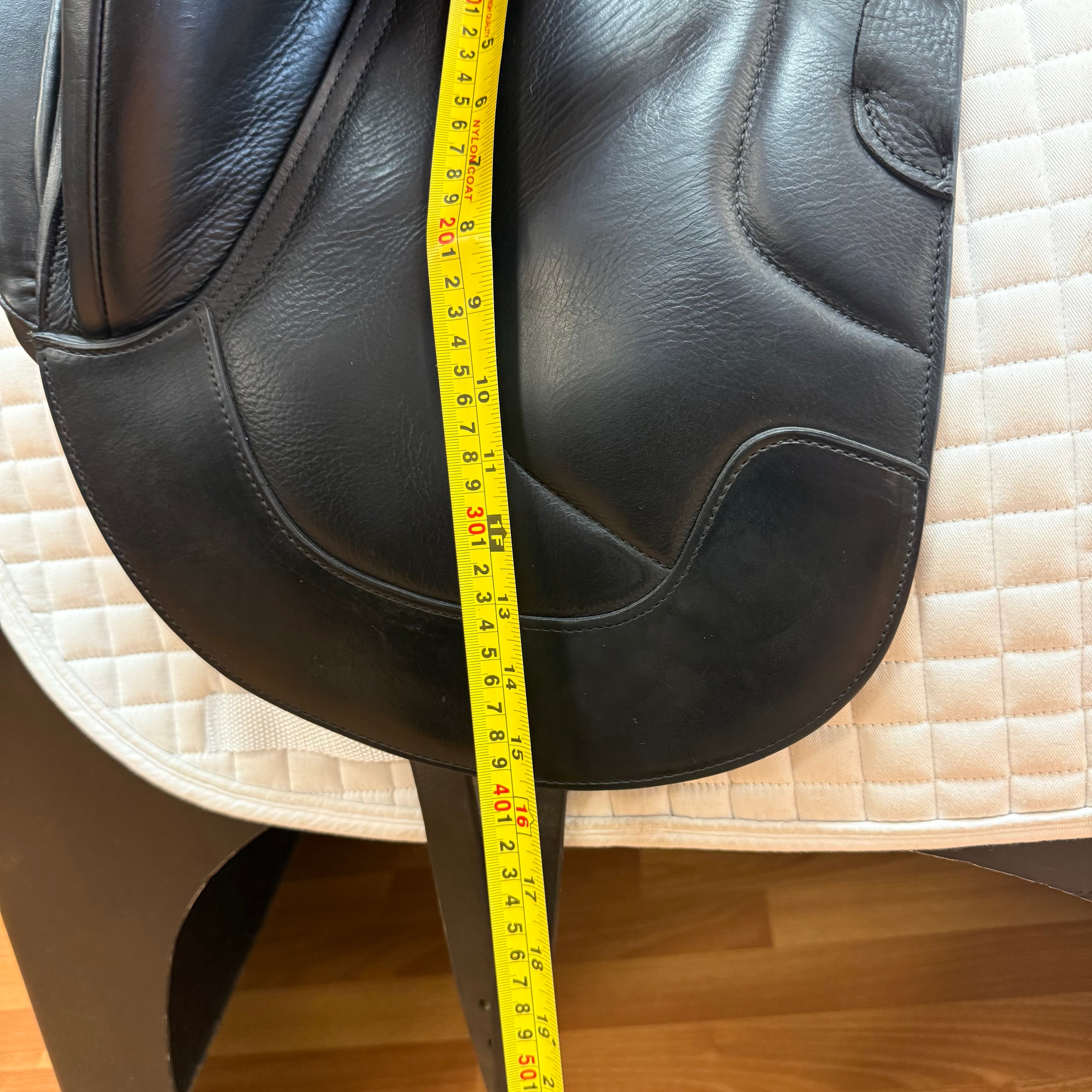 Used Antares Tempo Dressage Saddle 18" Medium Wide Tree