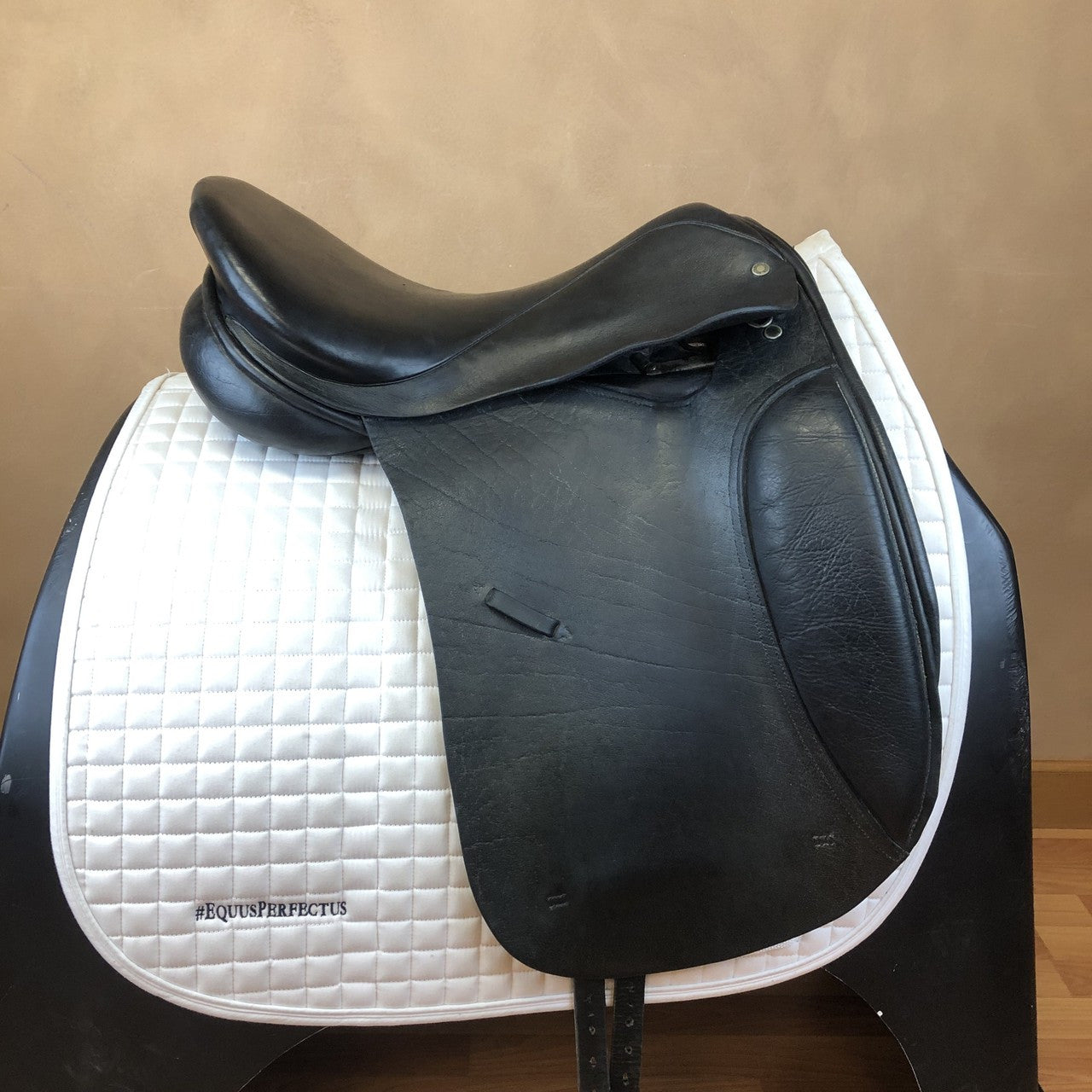 Used Smith Worthington Danzig Dressage Saddle 18" Extra Wide Tree - sku to order - 5003656