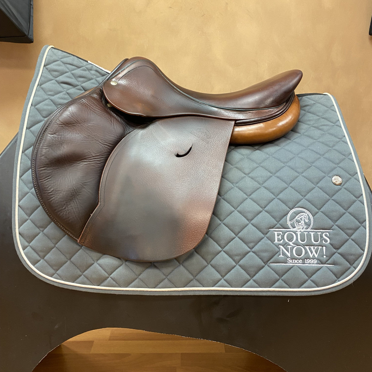 Used Devoucoux Haurra 2 CC Jump Saddle 16.5" Medium Tree - sku to order - 5003822