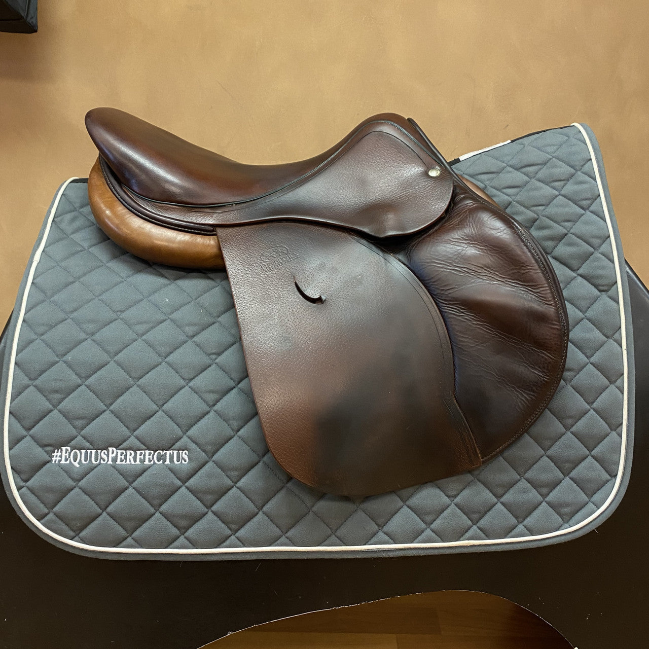 Used Devoucoux Haurra 2 CC Jump Saddle 16.5" Medium Tree - sku to order - 5003822