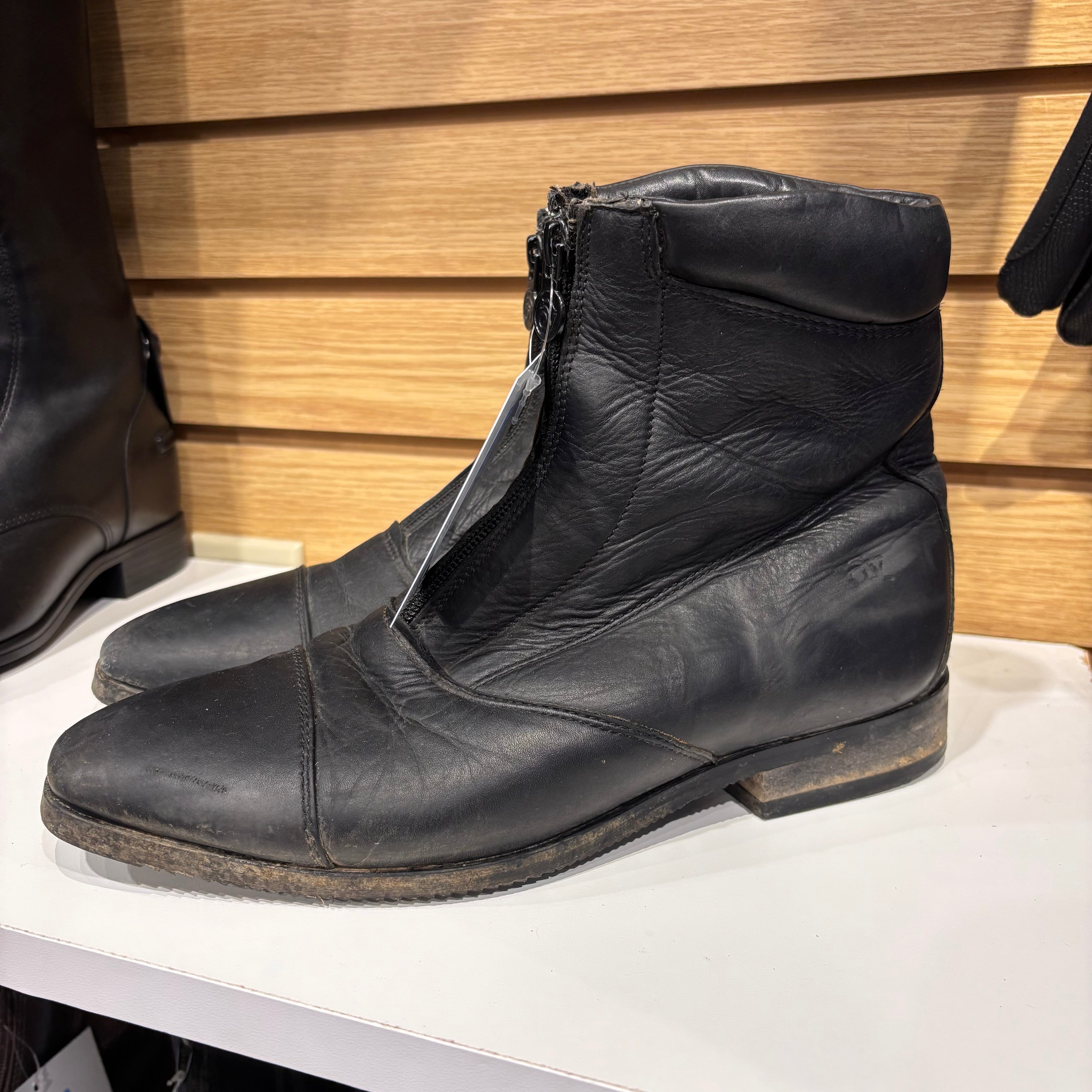Used 8 Black Ovation Leather Paddock Boots