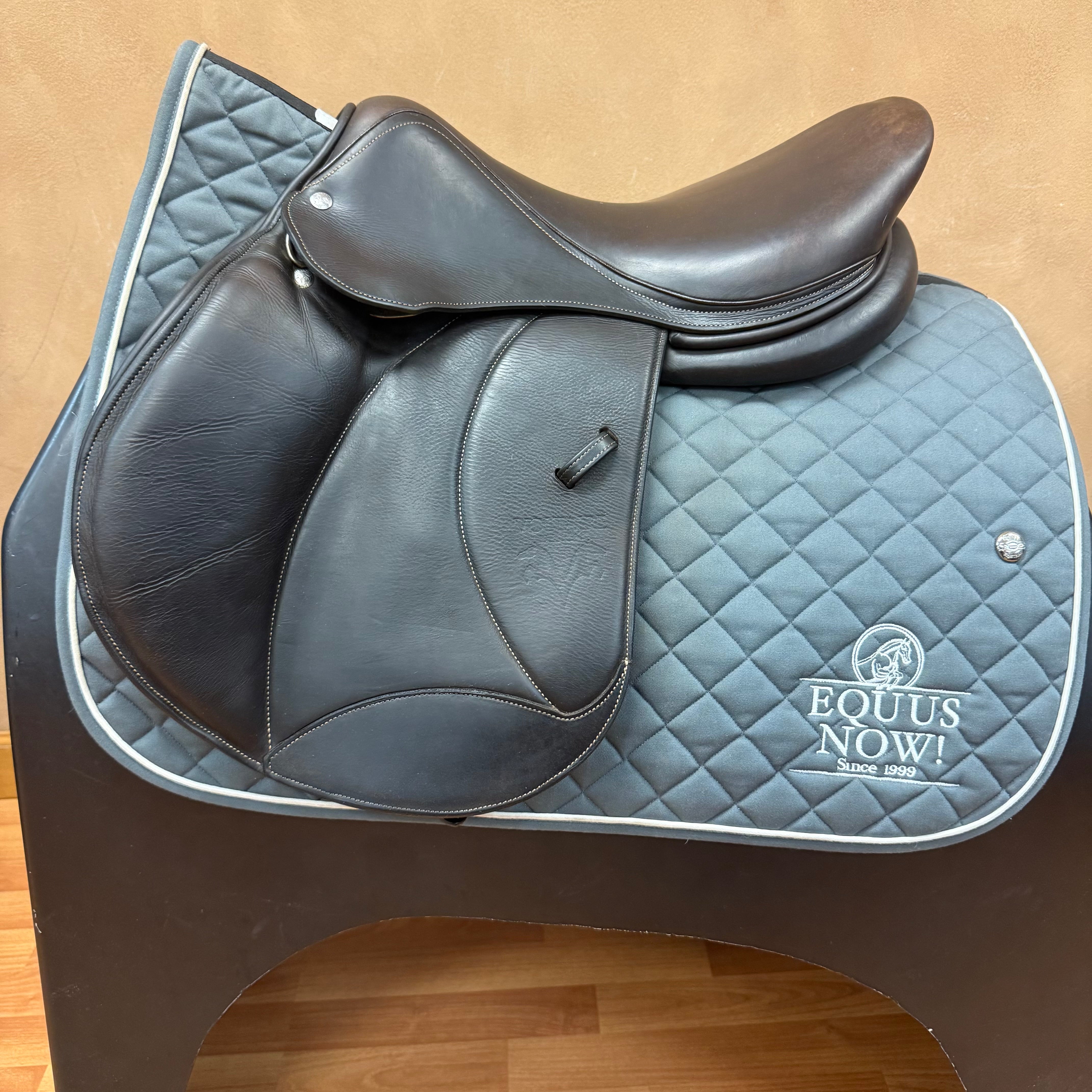 Used Voltaire Stuttgart Jump Saddle 17.5" Medium Tree