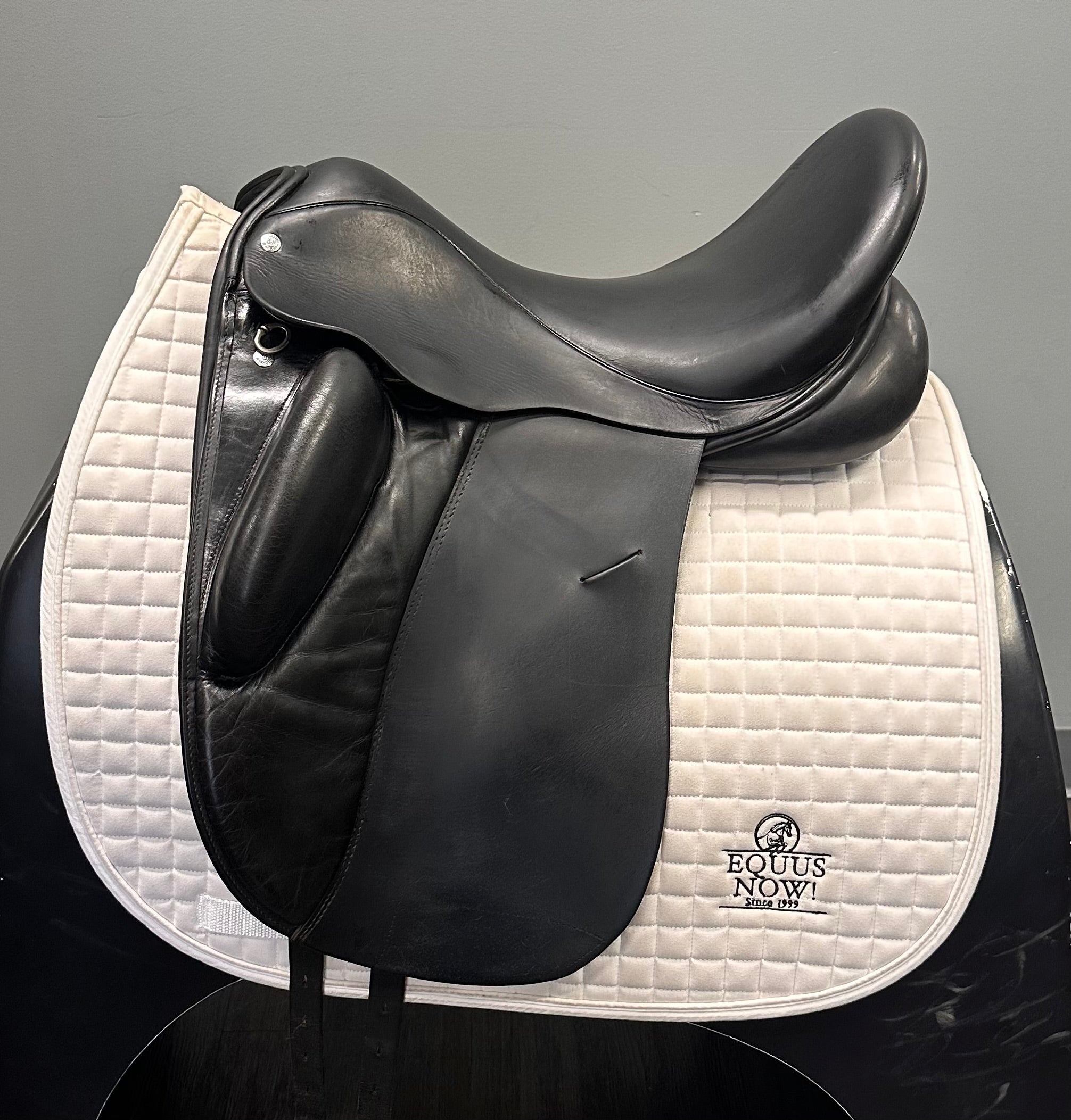 Used Custom Wolfgang Solo Dressage Saddle 18" Wide Tree