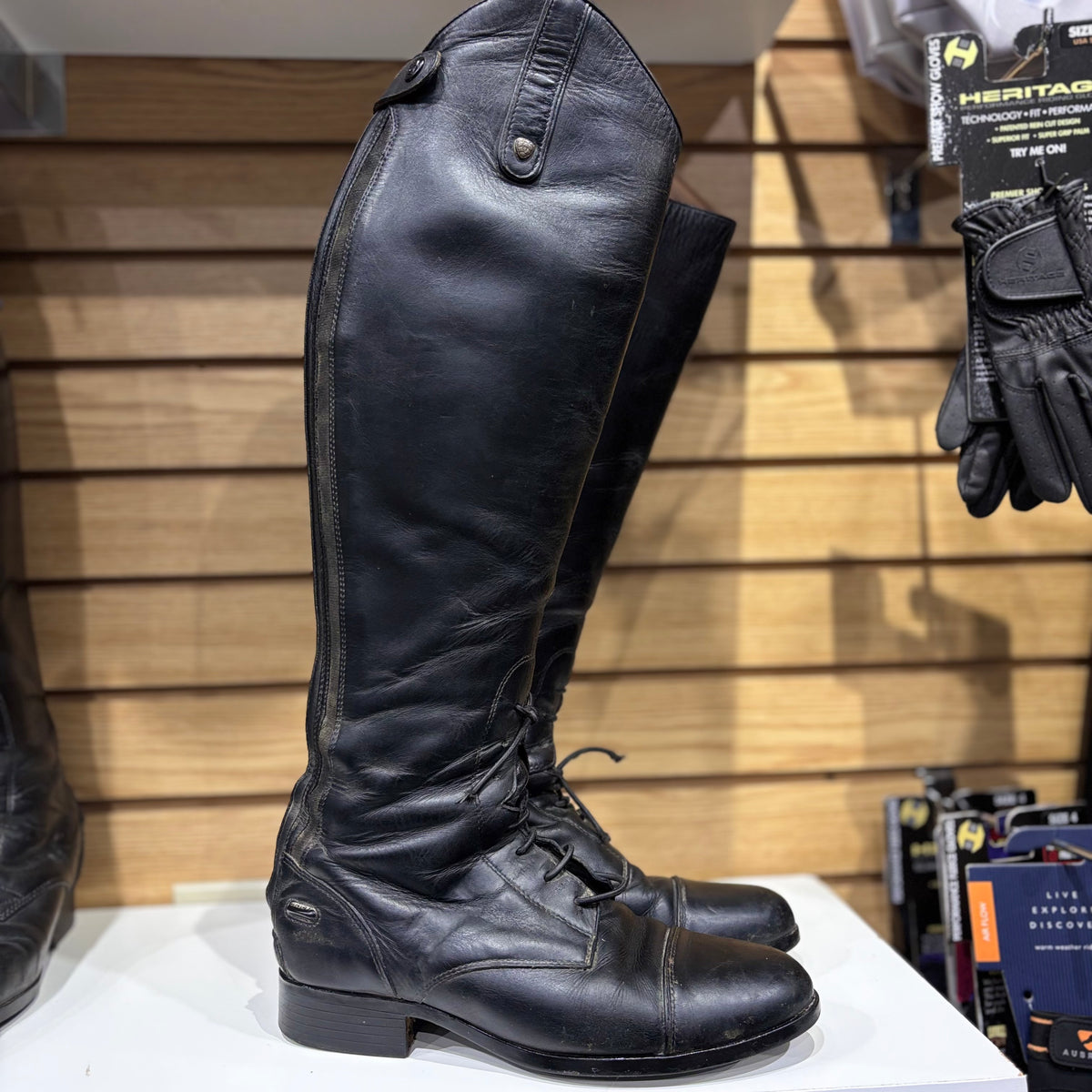 Used 7.5 Regular/Medium Black Ariat Field Boots