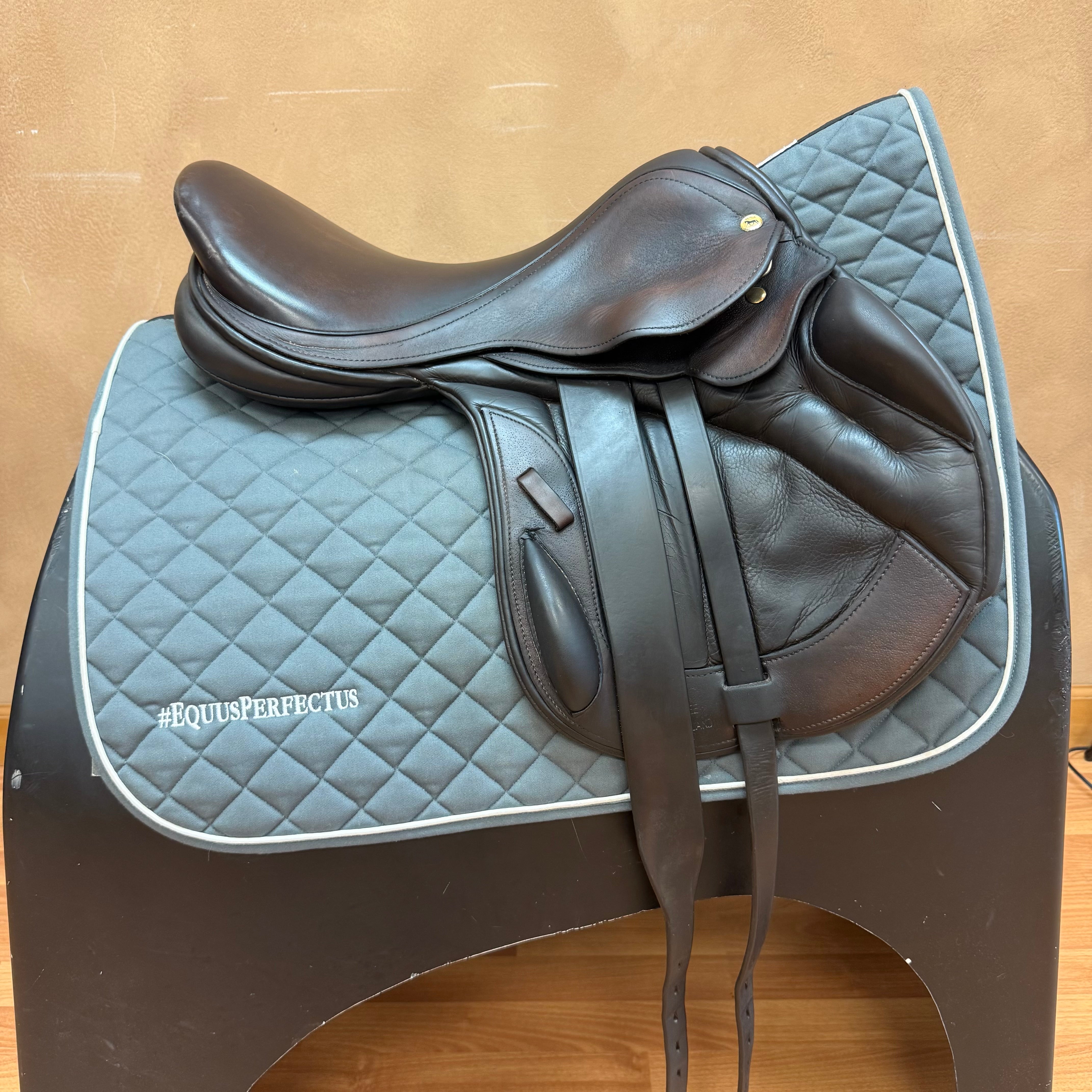 Used Black Country Vinici Solare Jump Saddle 17.5" Medium Wide