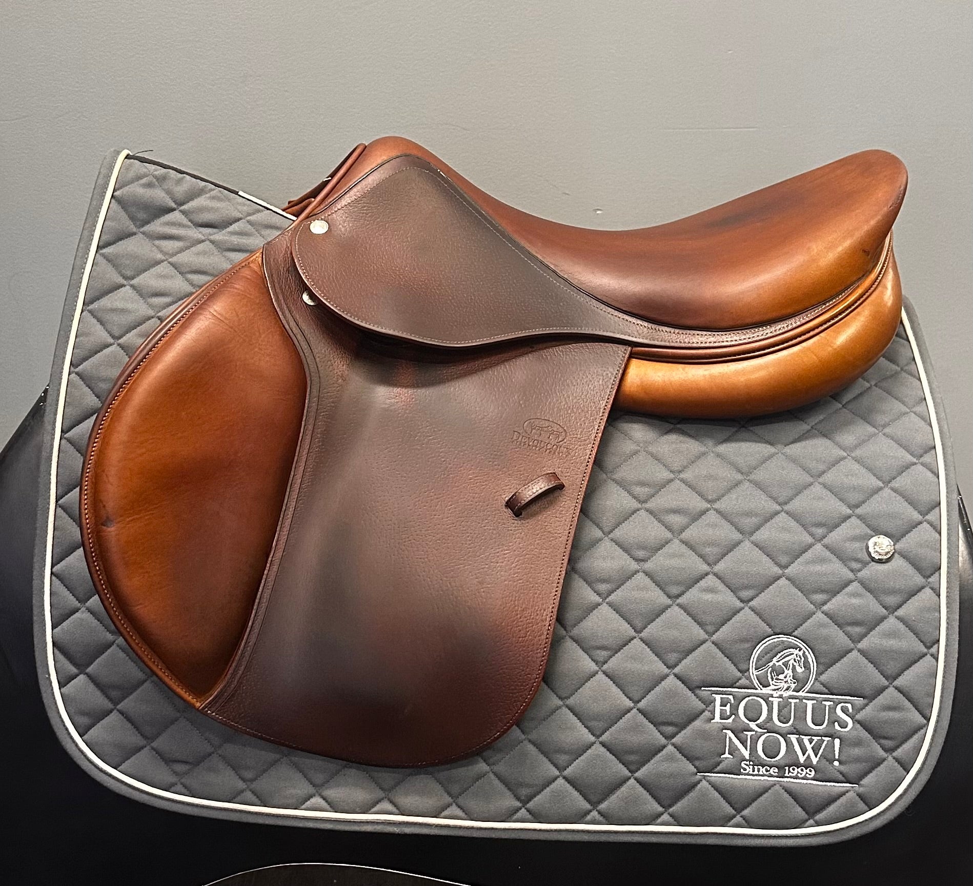 Used Devoucoux Jump Saddle 18" Medium Tree