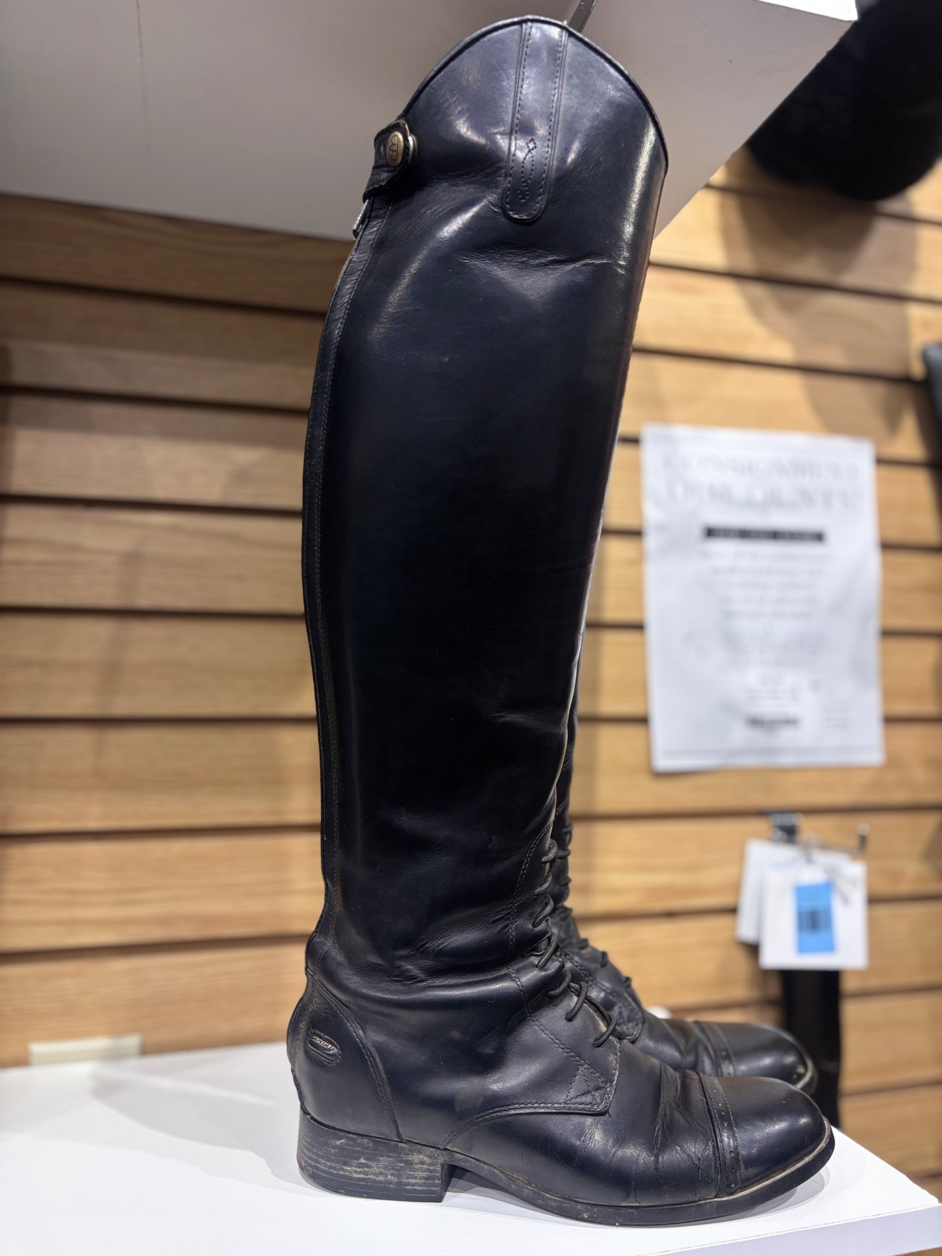 Used 7.5B Tall/Regular Black Ariat Field Boots
