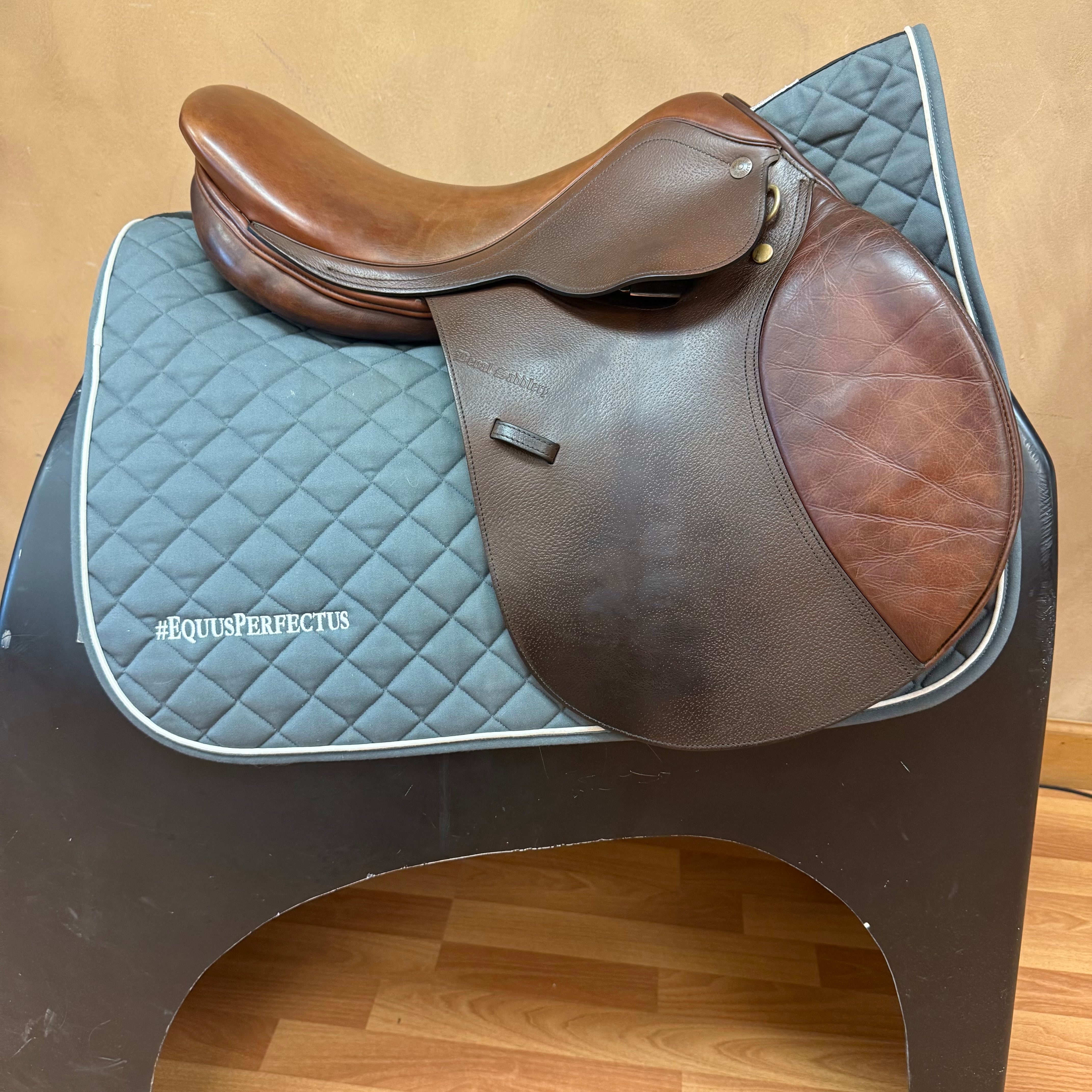 Used Beval Gladstone Jump Saddle 17" Medium Tree