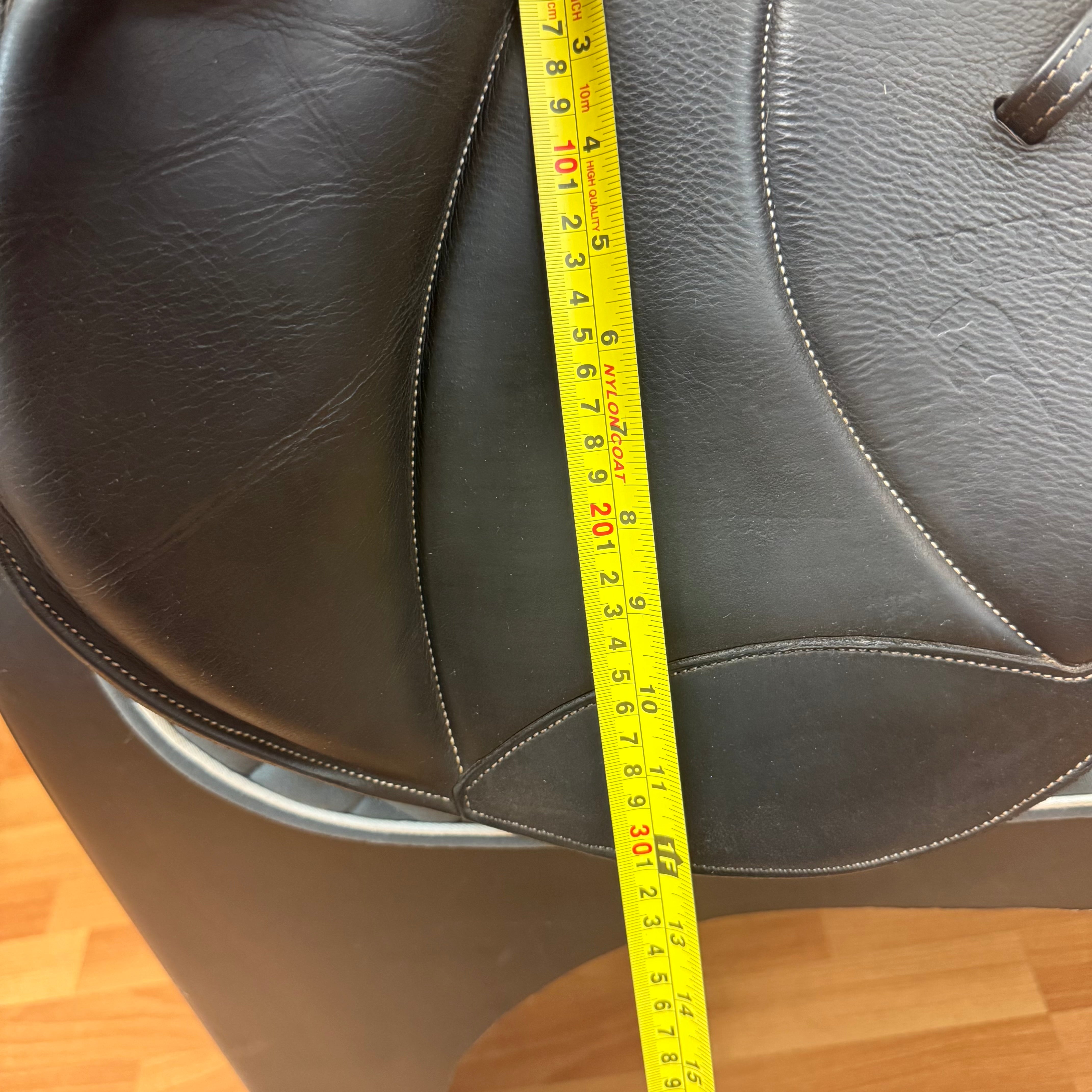 Used Voltaire Stuttgart Jump Saddle 17.5" Medium Tree