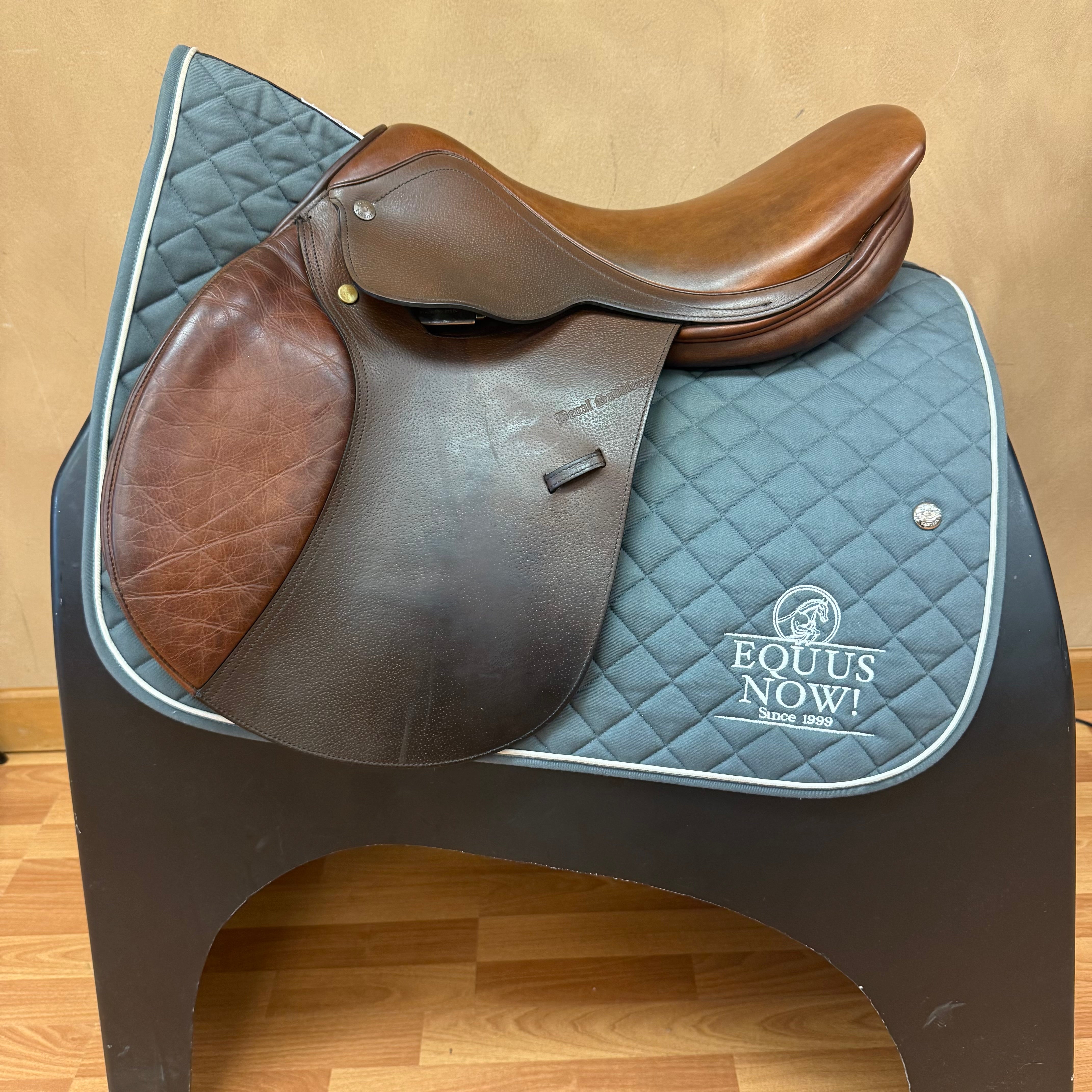 Used Beval Gladstone Jump Saddle 17" Medium Tree