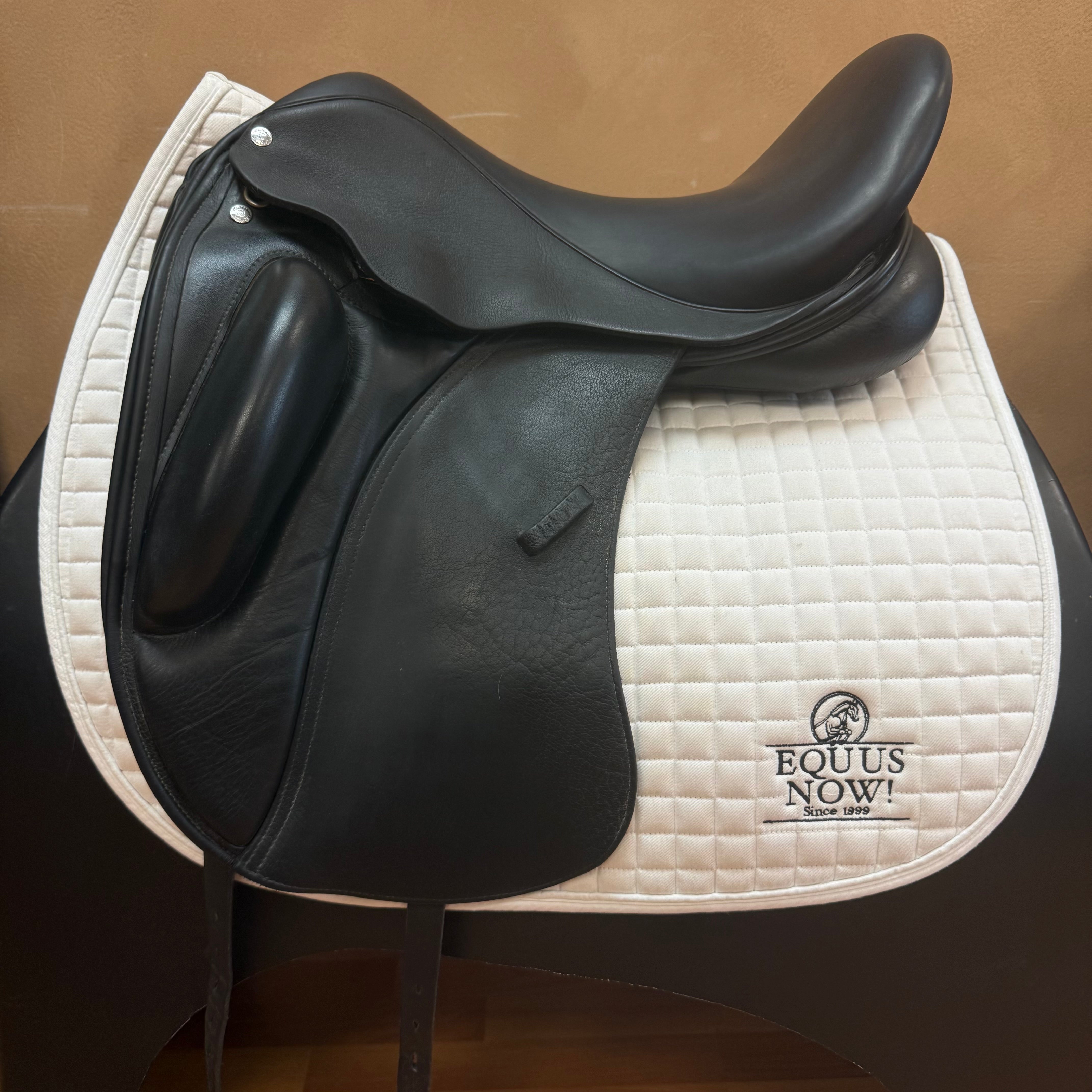 Used Custom Saddlery Wolfgang Solo II Dressage Saddle 18" Medium Tree