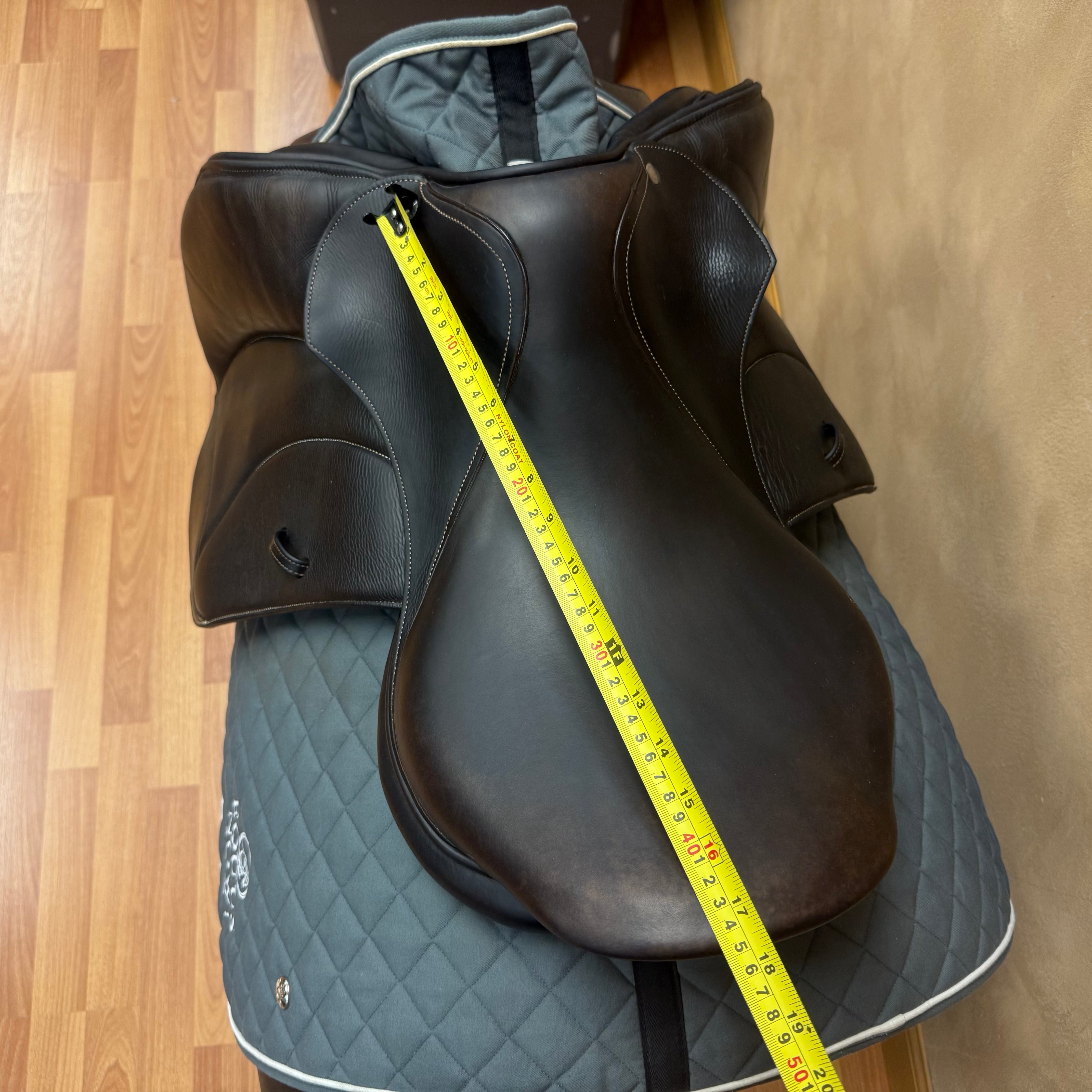 Used Voltaire Stuttgart Jump Saddle 17.5" Medium Tree