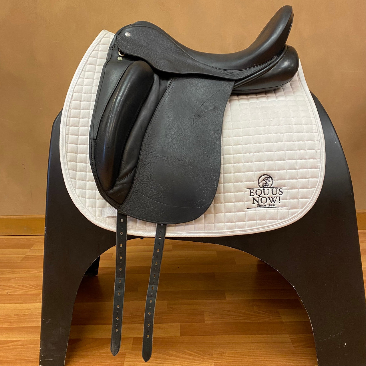 Used Custom Saddlery Wolfgang Solo Dressage Saddle 18" Wide Tree - sku to order - 9000317