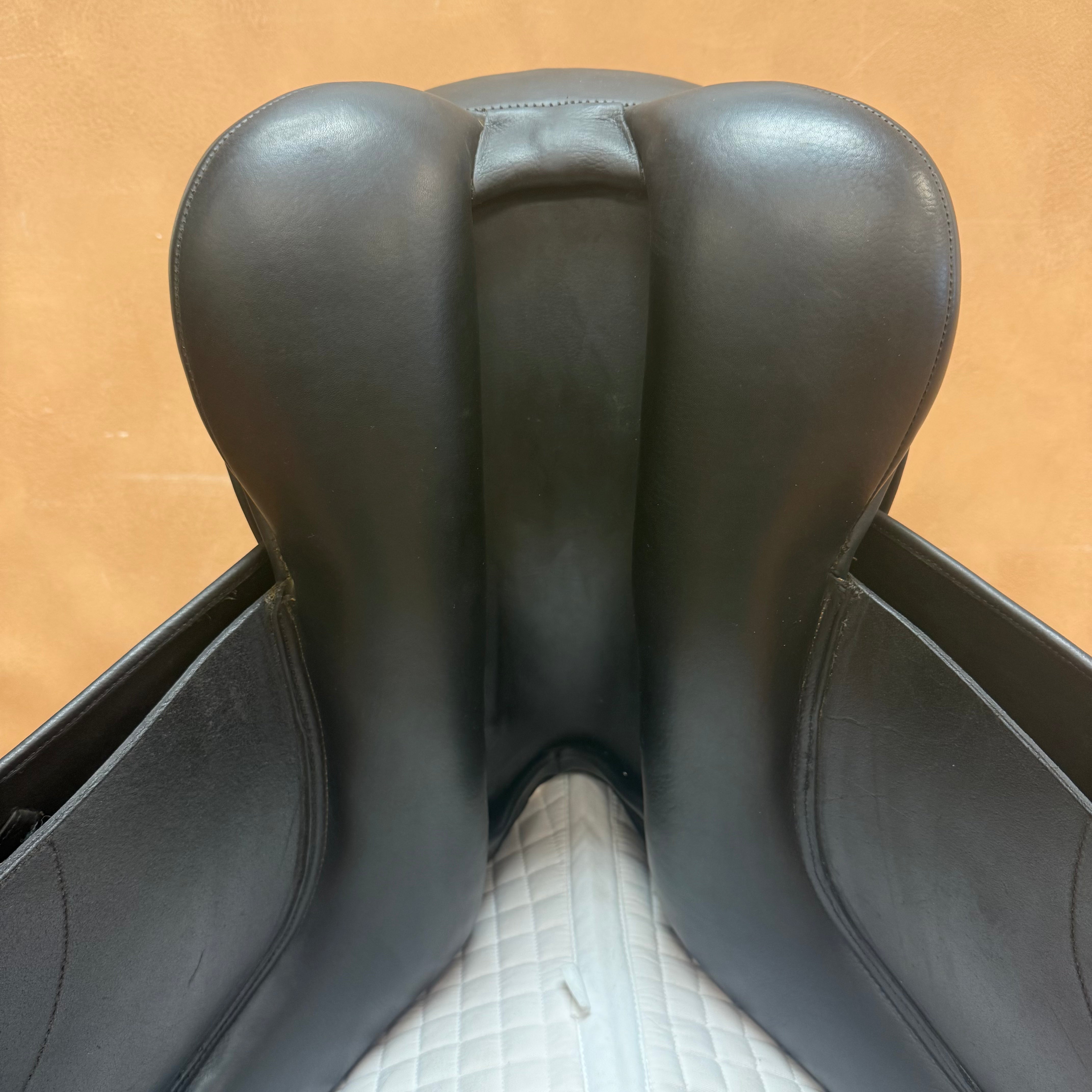 Used M Toulouse Aachen Dressage Saddle 17.5" Medium Tree