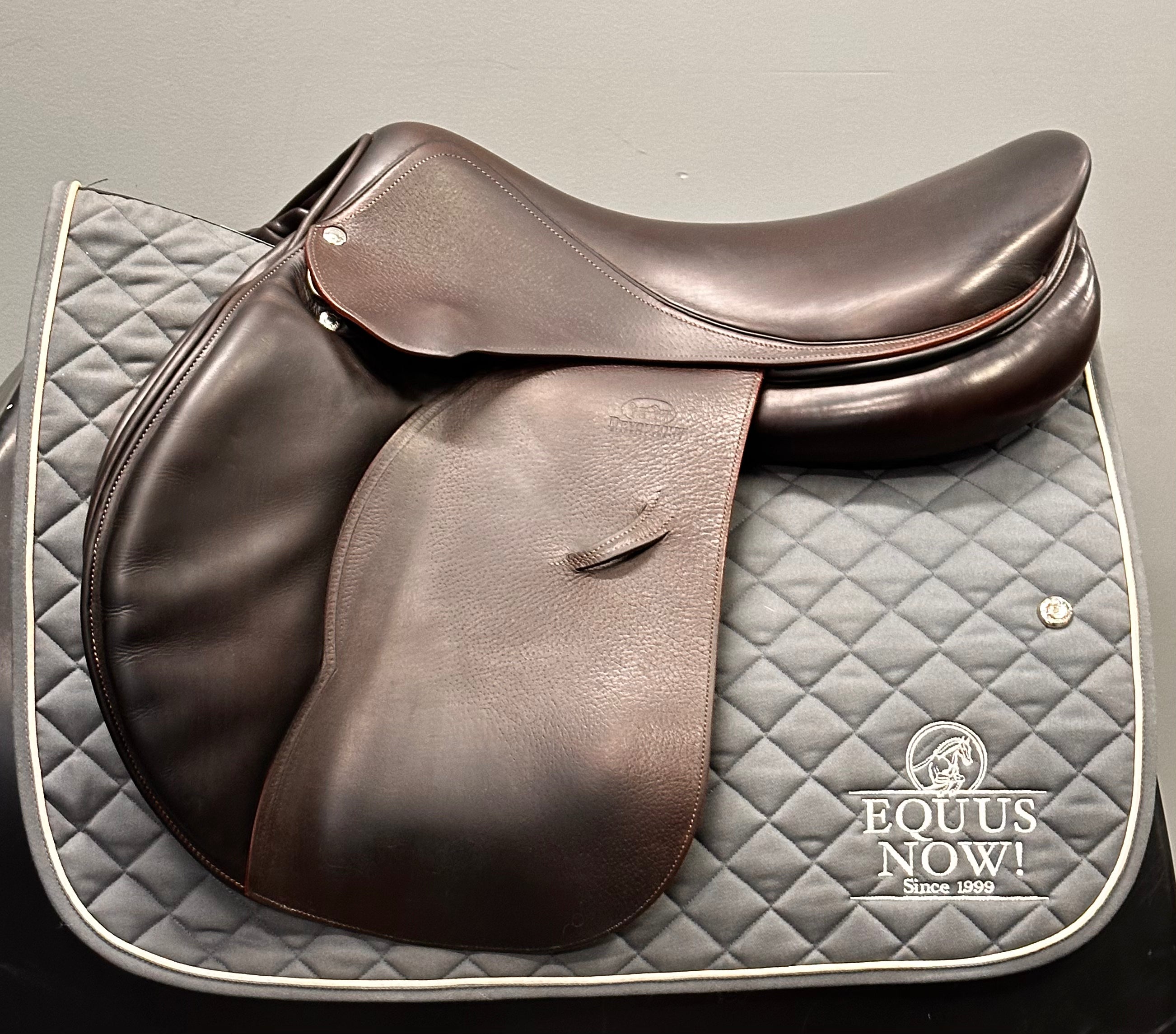 Used Devoucoux Oldara Jump Saddle 18.5" Medium Tree