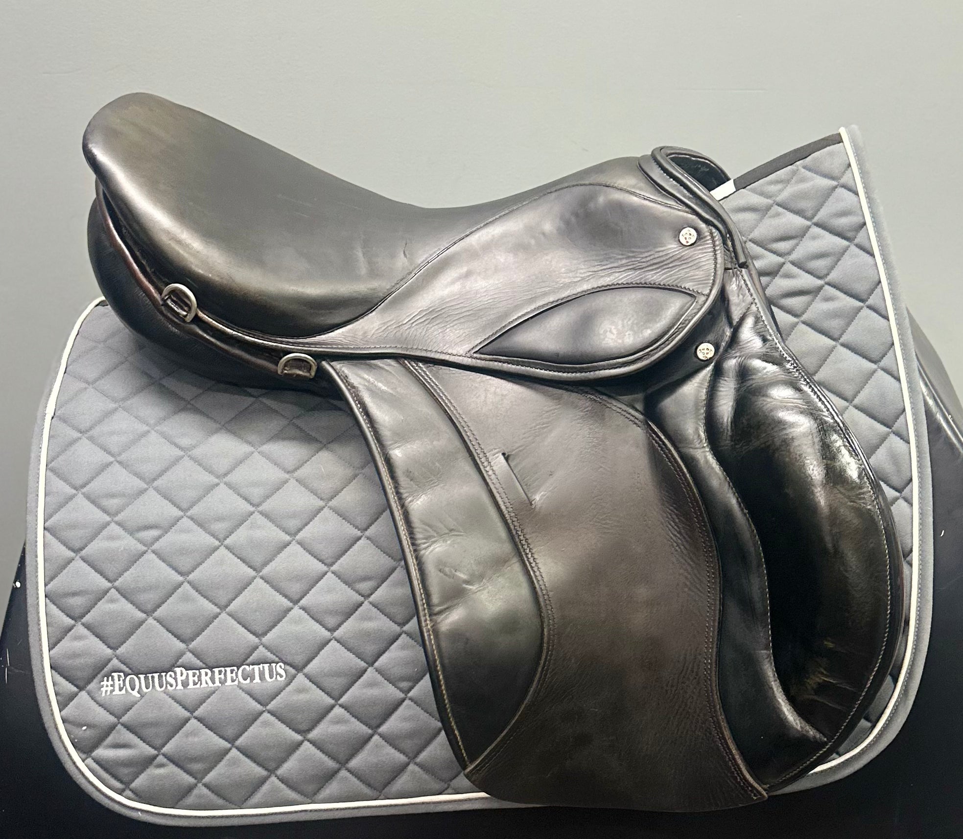 Used Courbette Saddle 18" Medium-Wide Tree