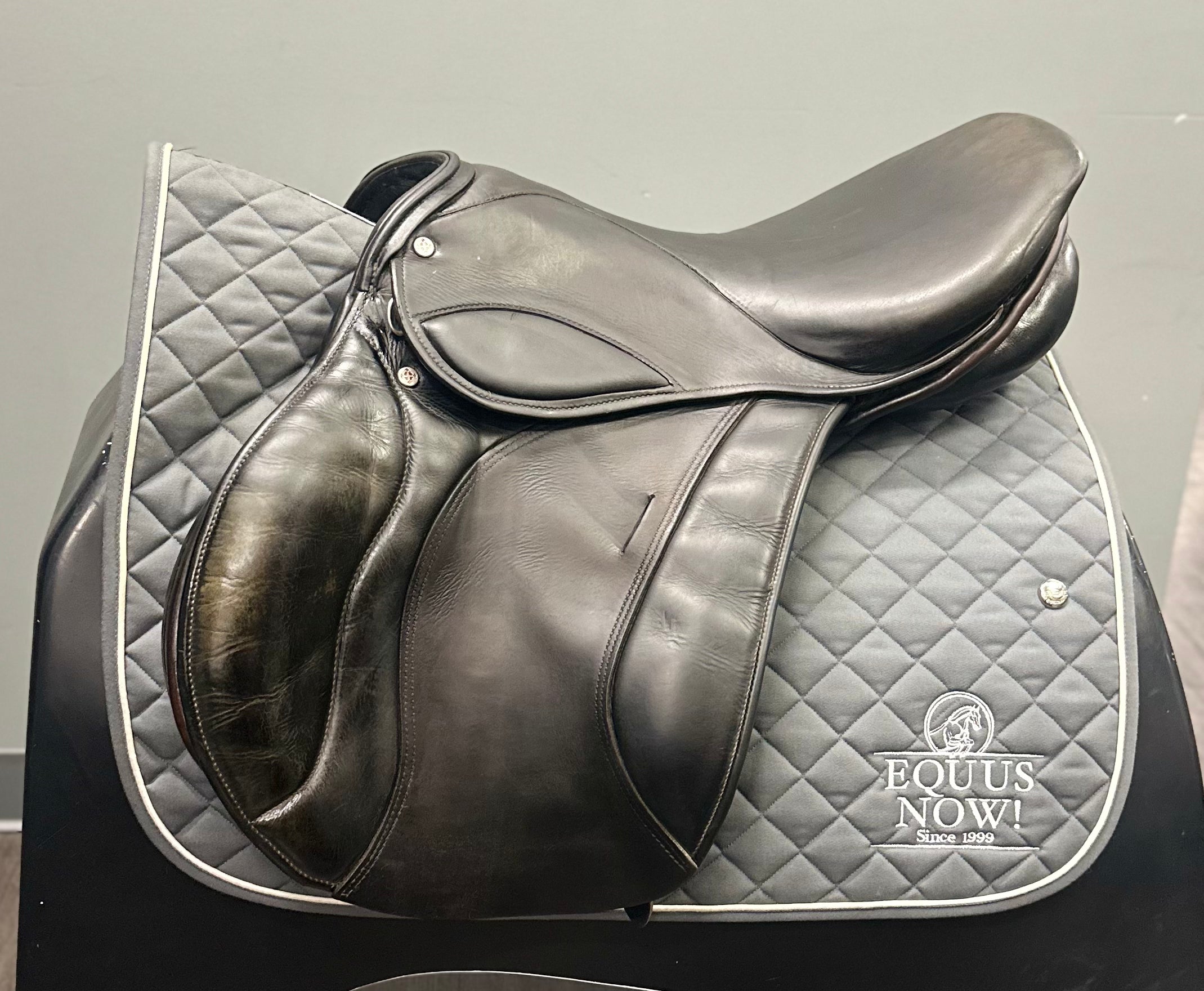 Used Courbette Saddle 18" Medium-Wide Tree