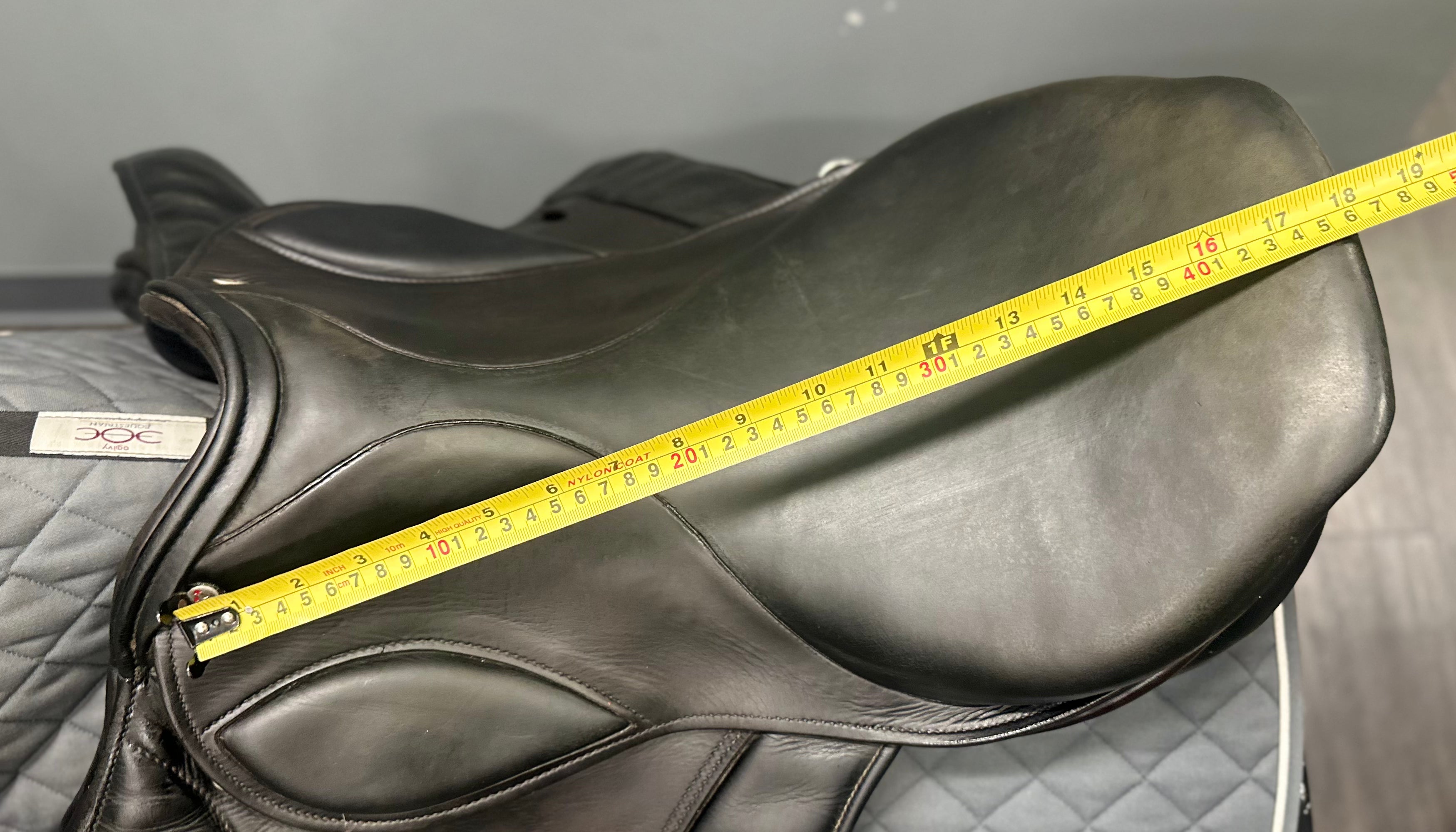 Used Courbette Saddle 18" Medium-Wide Tree