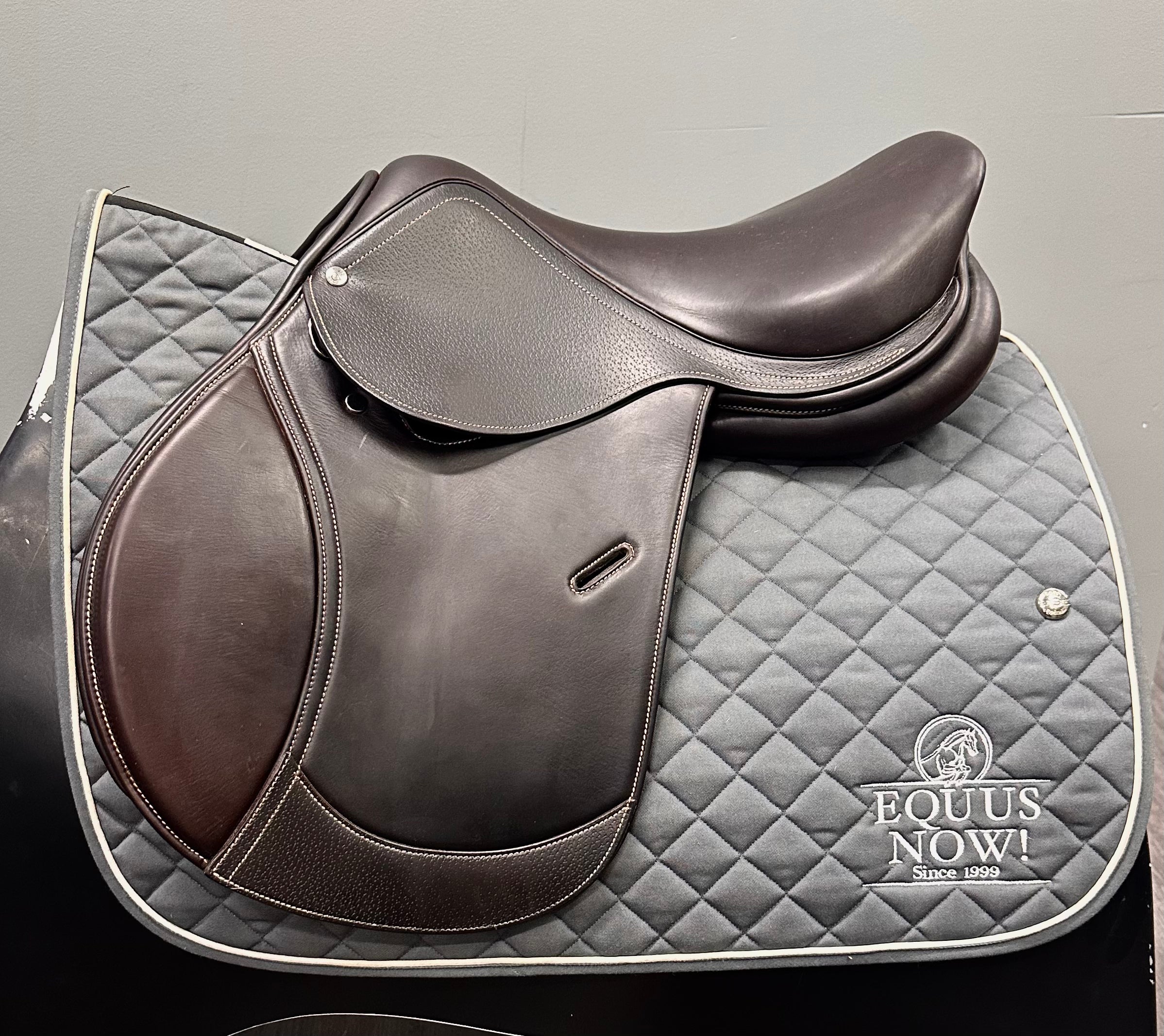 Used Ovation Explorer Saddle 16.5" Medium Wide Tree