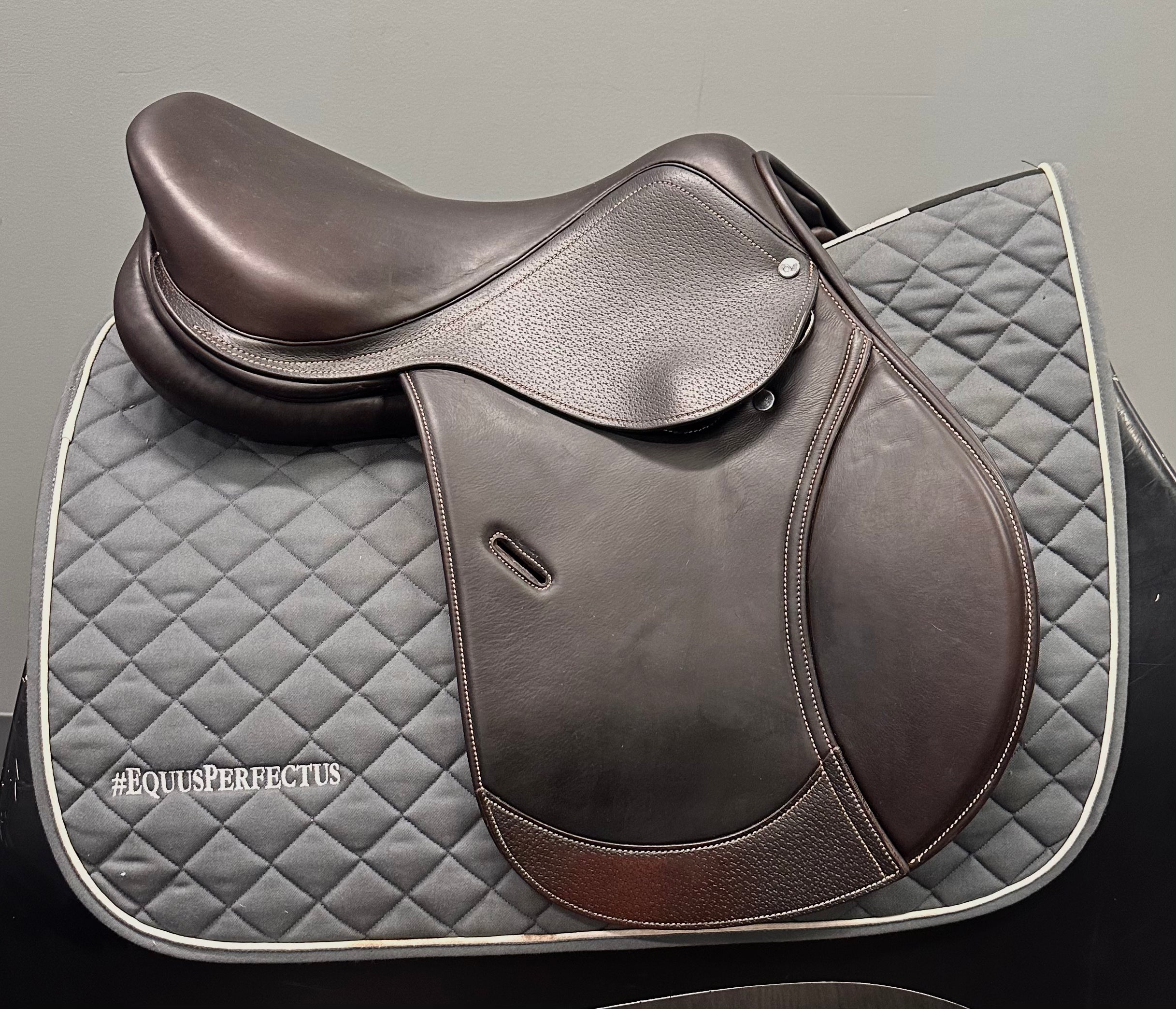 Used Ovation Explorer Saddle 16.5" Medium Wide Tree