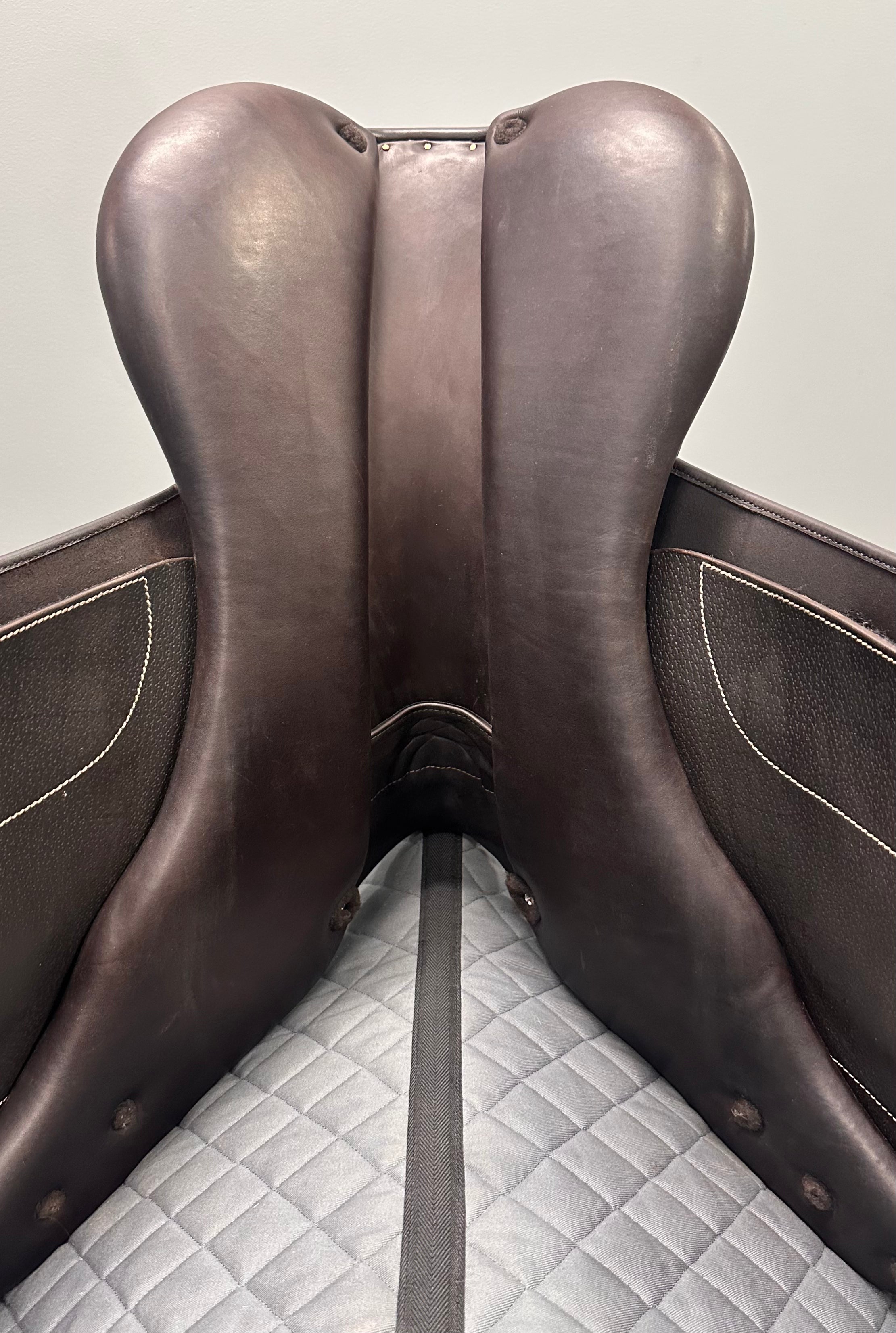 Used Ovation Explorer Saddle 16.5" Medium Wide Tree