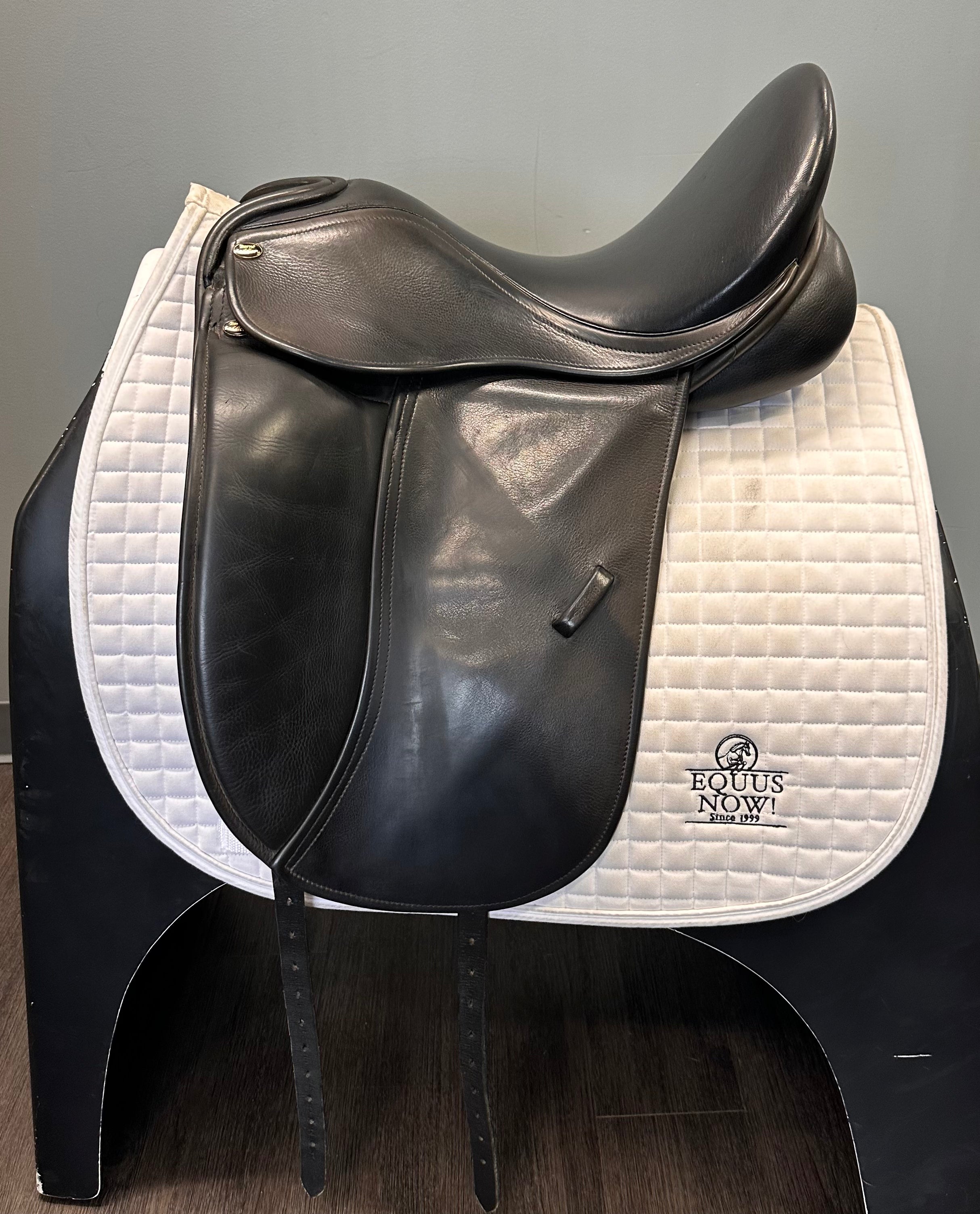 Used Borne Dressage Saddle 18" Medium-Wide Tree