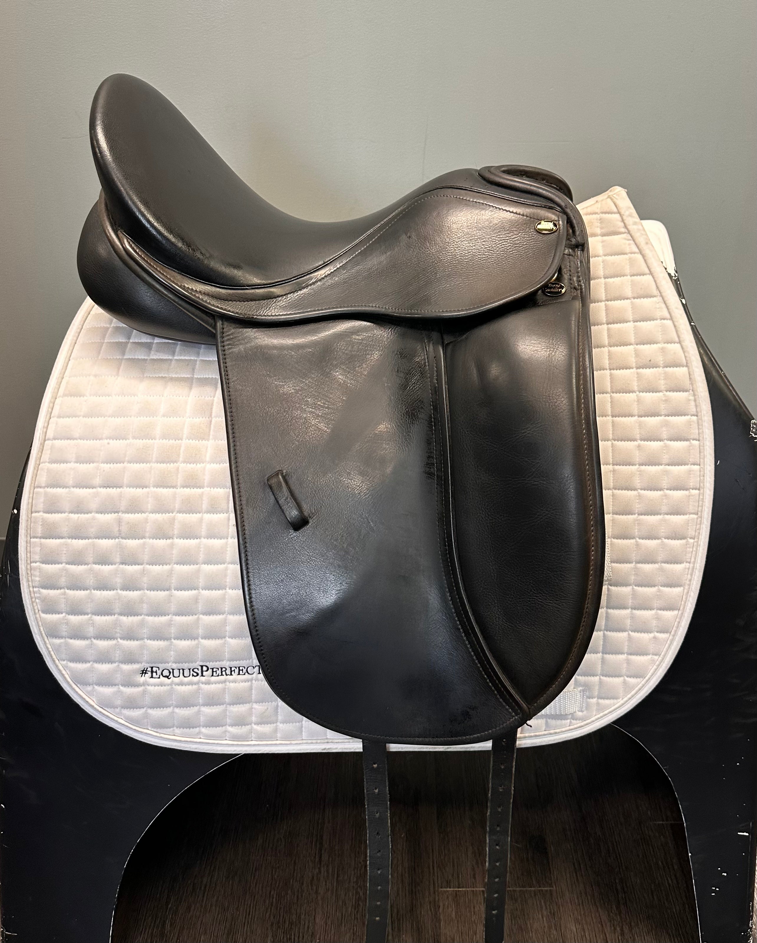 Used Borne Dressage Saddle 18" Medium-Wide Tree