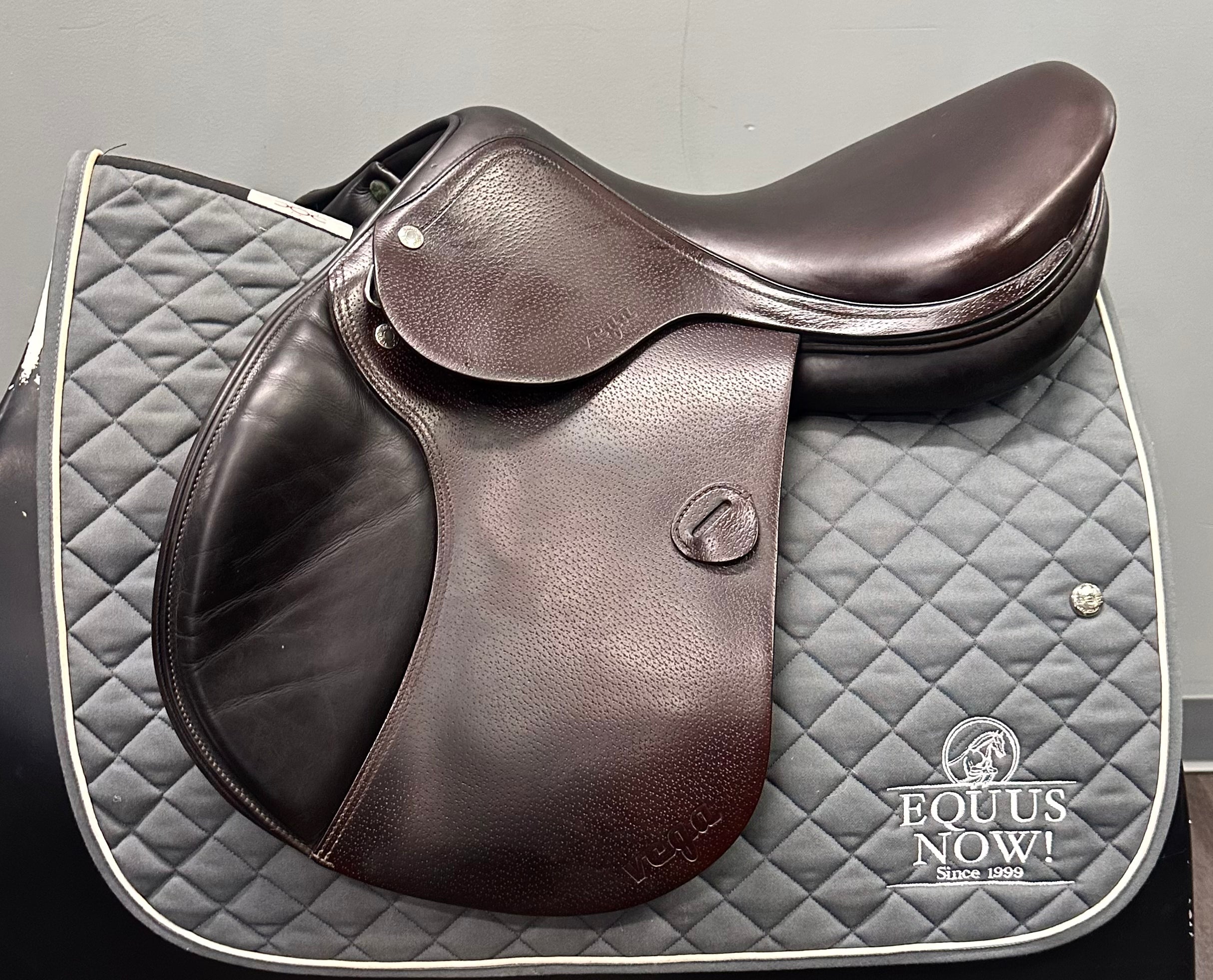 Used Amerigo Vega Jump Saddle 17" Medium Tree