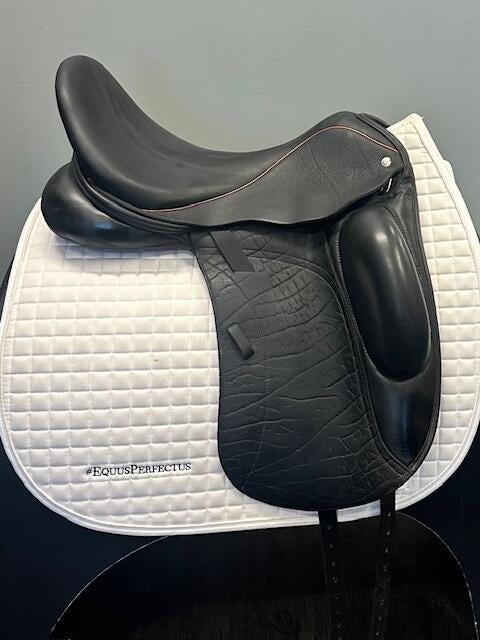Used Custom Wolfgang Omni Monoflap Dressage Saddle 18.5 Wide Tree
