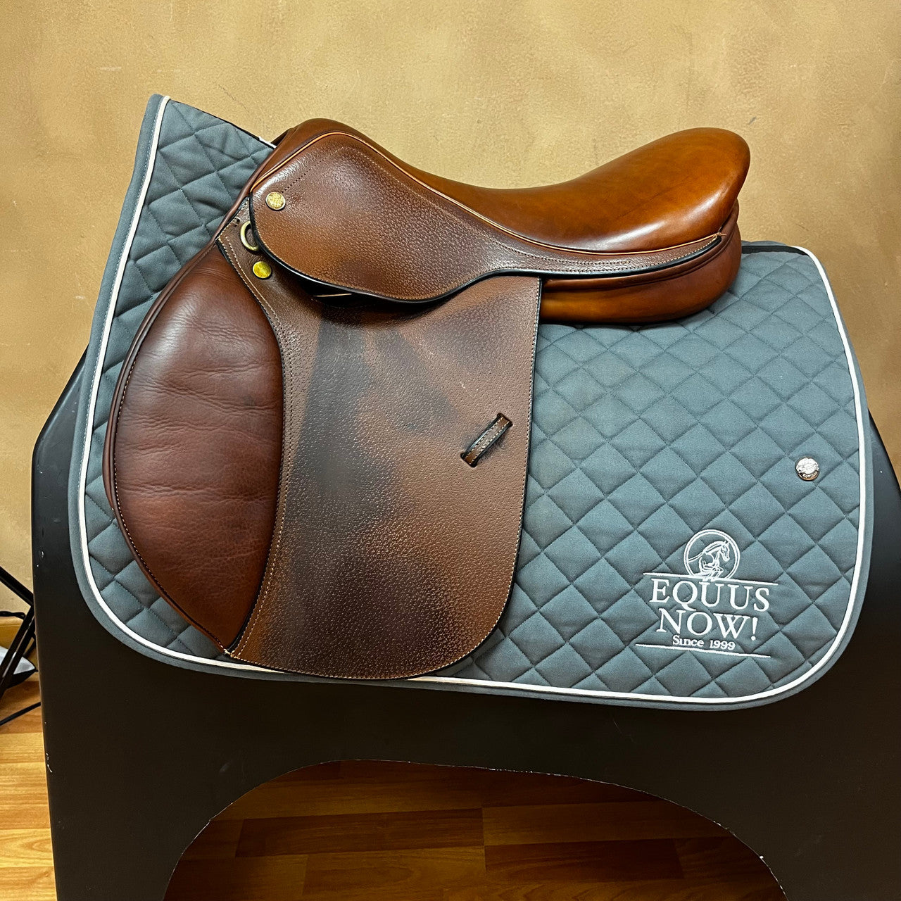 Used Beval Stanford Jump Saddle 17.5" Medium Tree - sku to order - 8000306