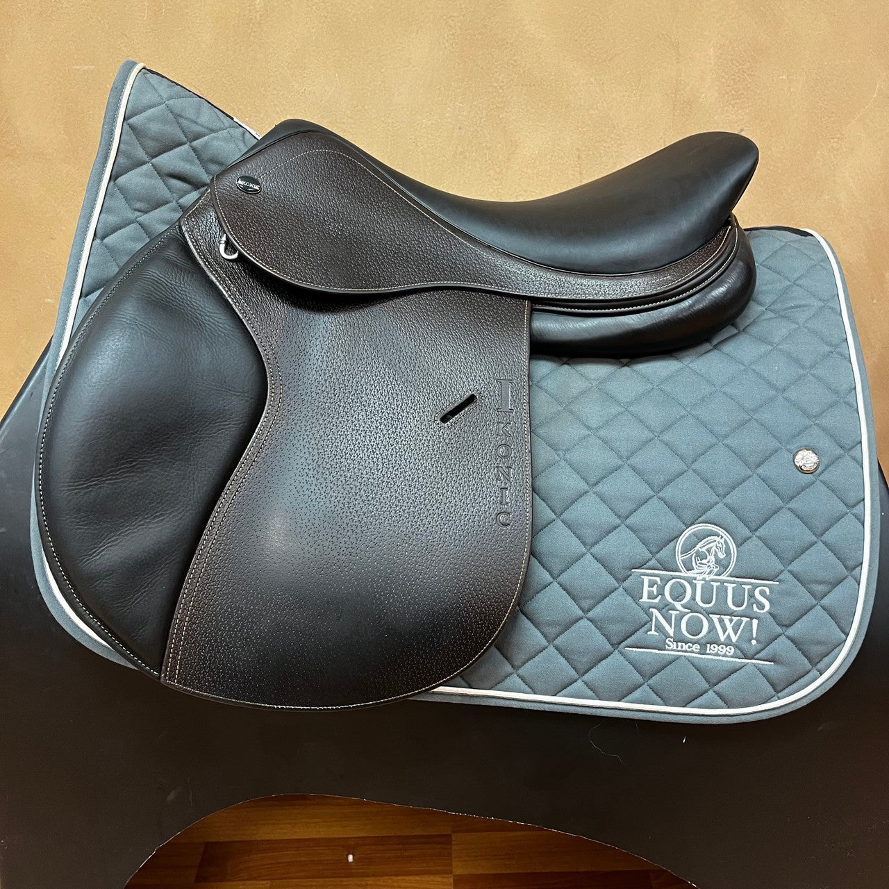 Used Ikonic Evolution AEV01 Jump Saddle 17.5" Adjustable Tree - sku to order - 8000307