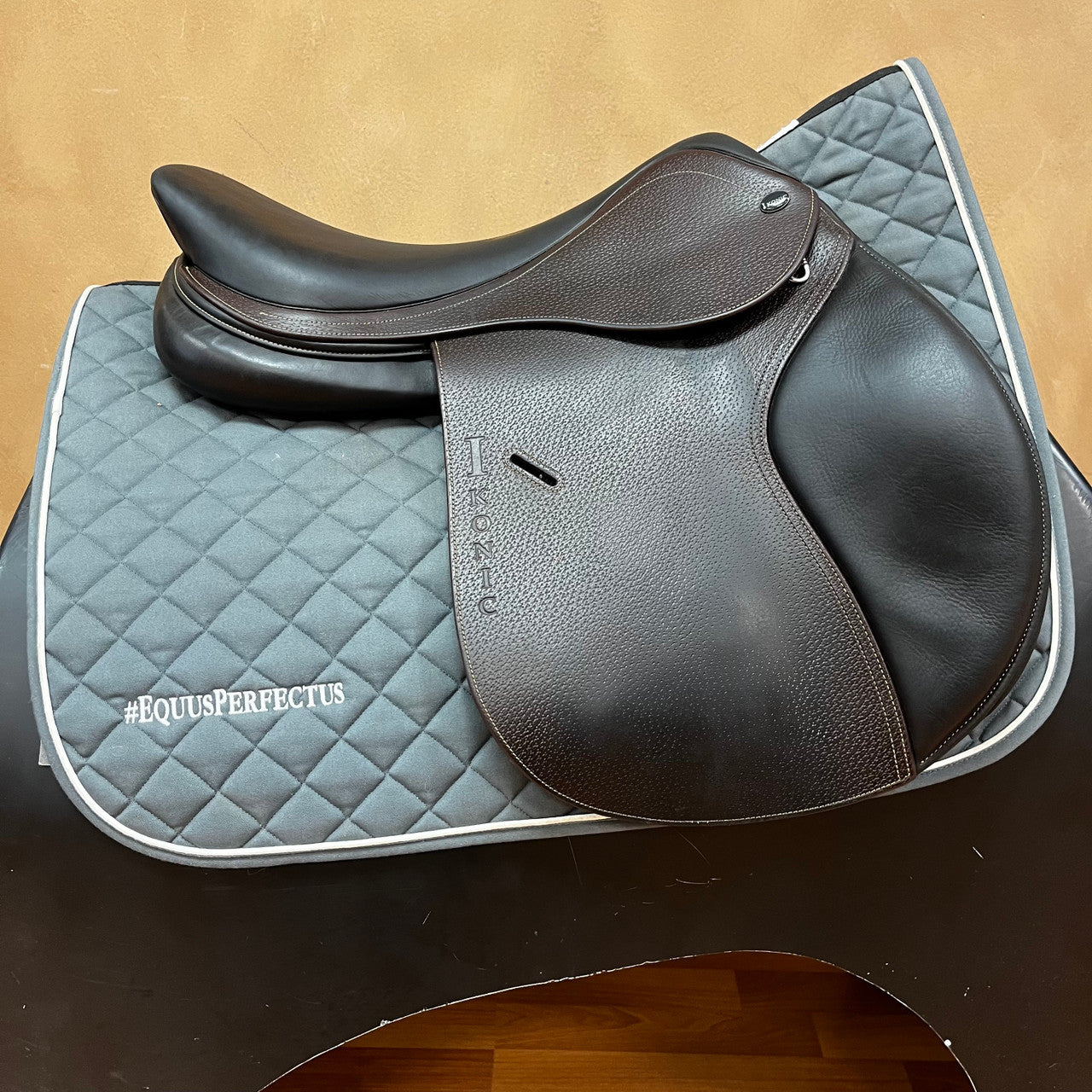 Used Ikonic Evolution AEV01 Jump Saddle 17.5" Adjustable Tree - sku to order - 8000307