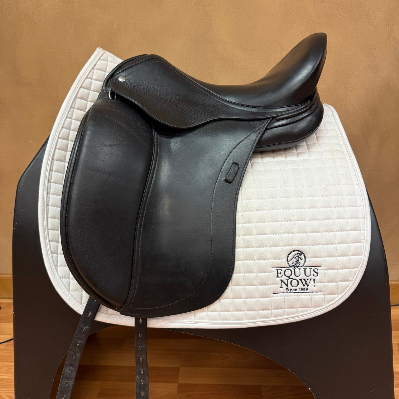 Used Schleese Heike Kemmer Plus PSI Dressage Saddle 17.5" Medium Wide Tree - sku to order - 8000313