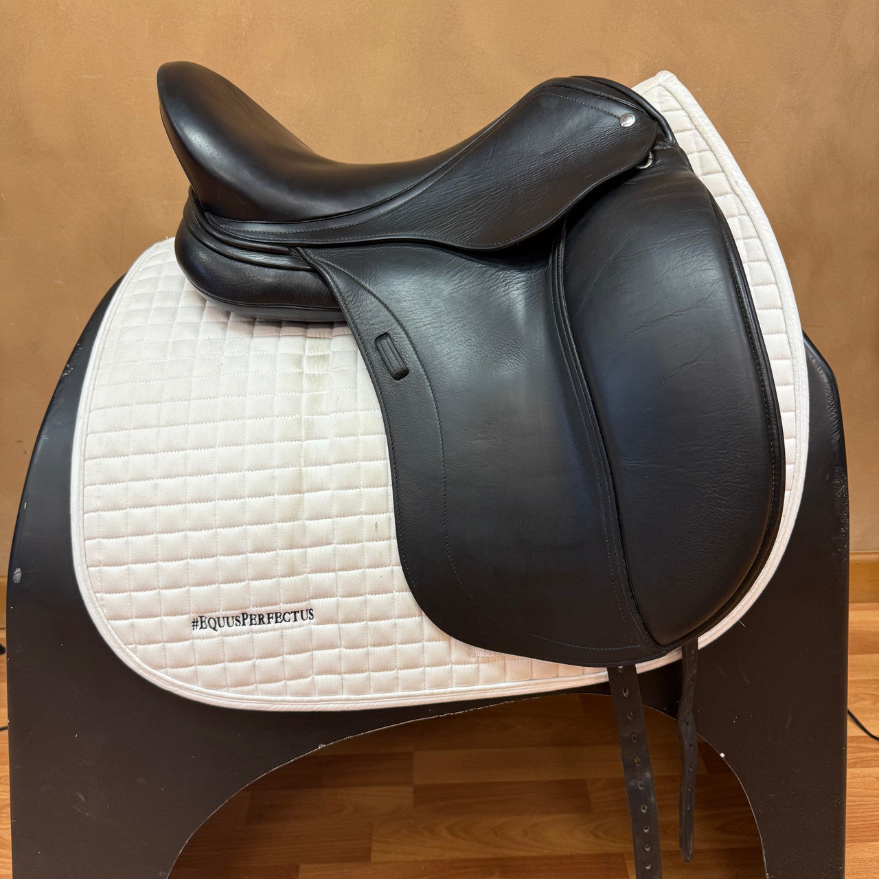 Used Schleese Heike Kemmer Plus PSI Dressage Saddle 17.5" Medium Wide Tree - sku to order - 8000313