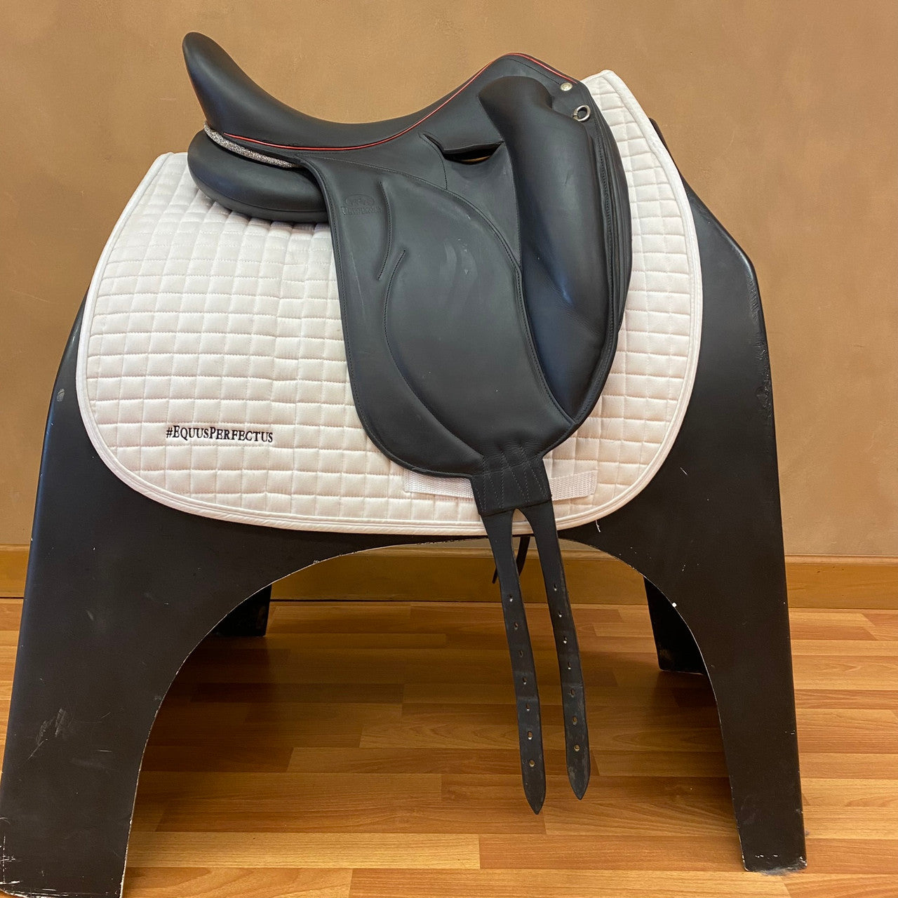 Used Devoucoux Mendia Monoflap Dressage Saddle 17.5 Inch Medium Tree - sku to order - 9000315