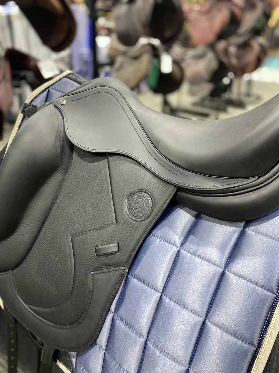 Antares Signature Monoflap Dressage Saddle - supporting