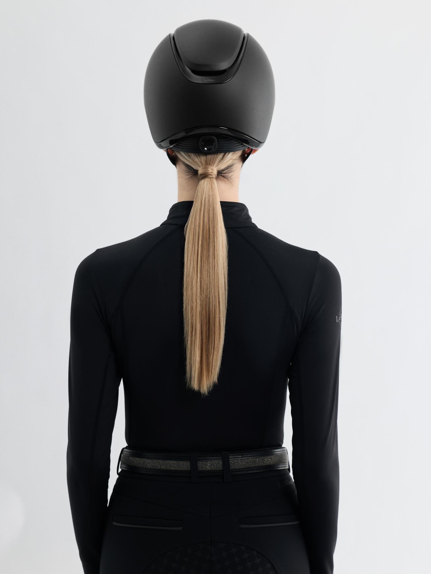 #color_matte black